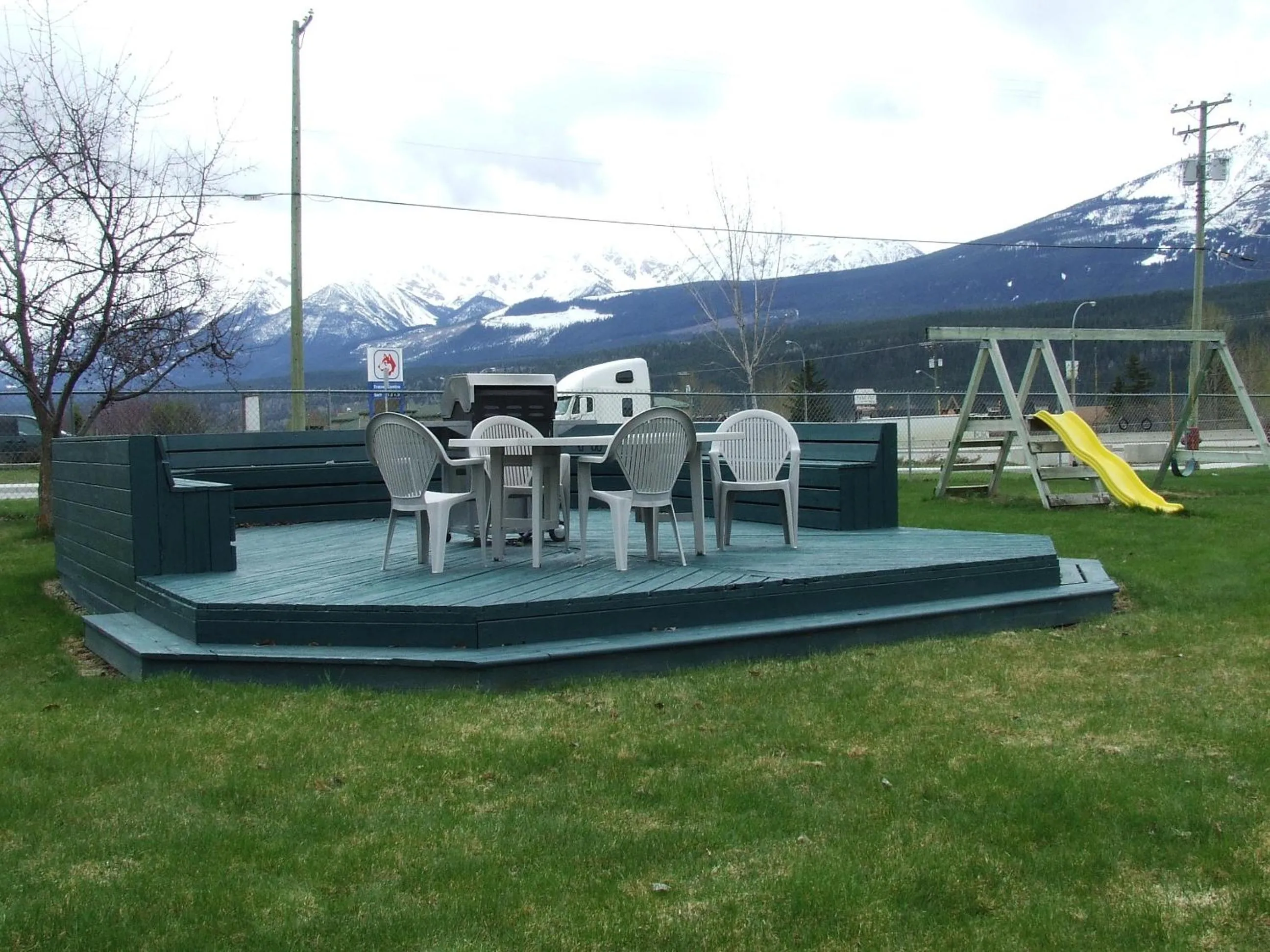 Children play ground in Ponderosa Motor Inn