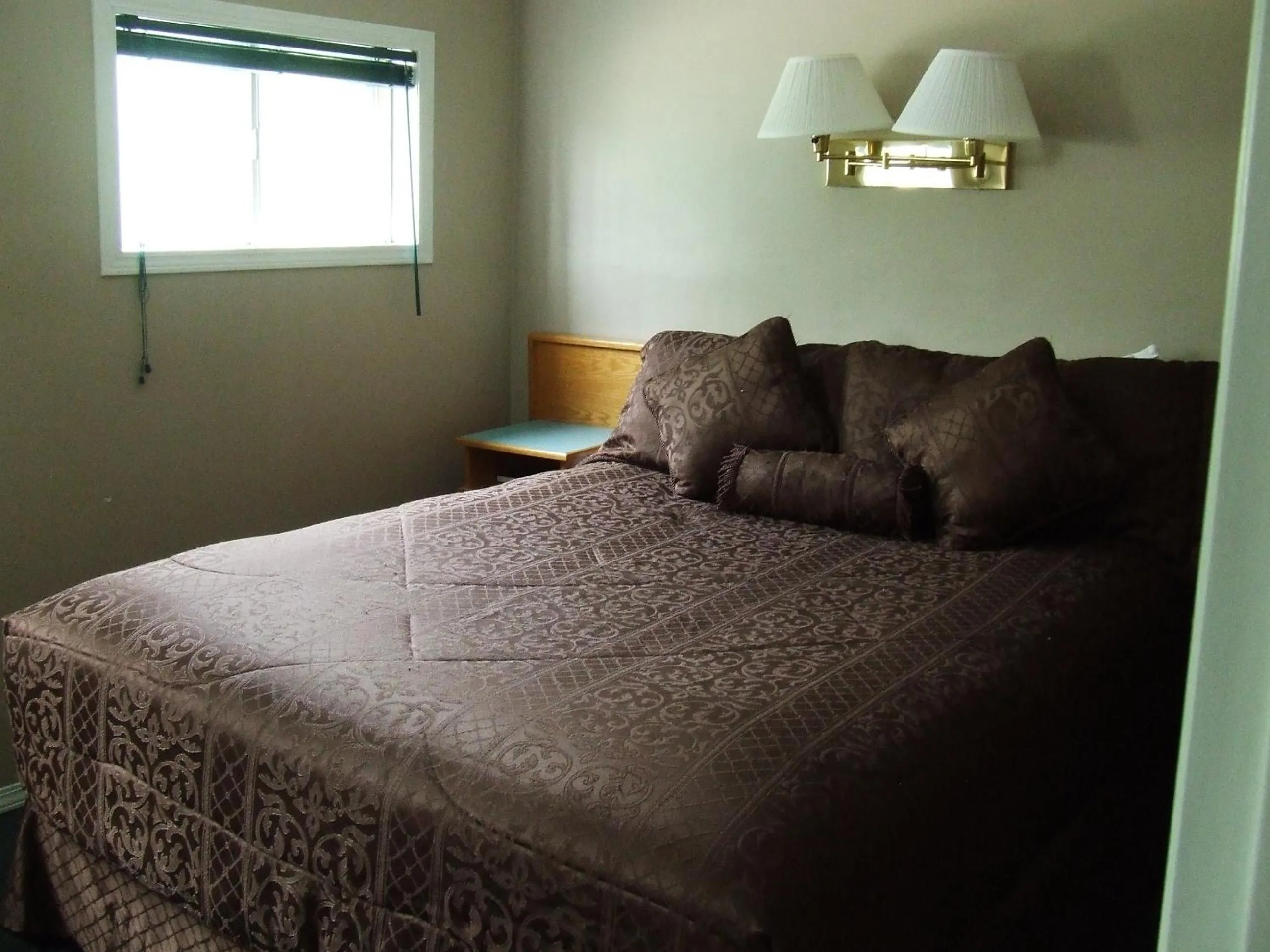 Bed in Ponderosa Motor Inn