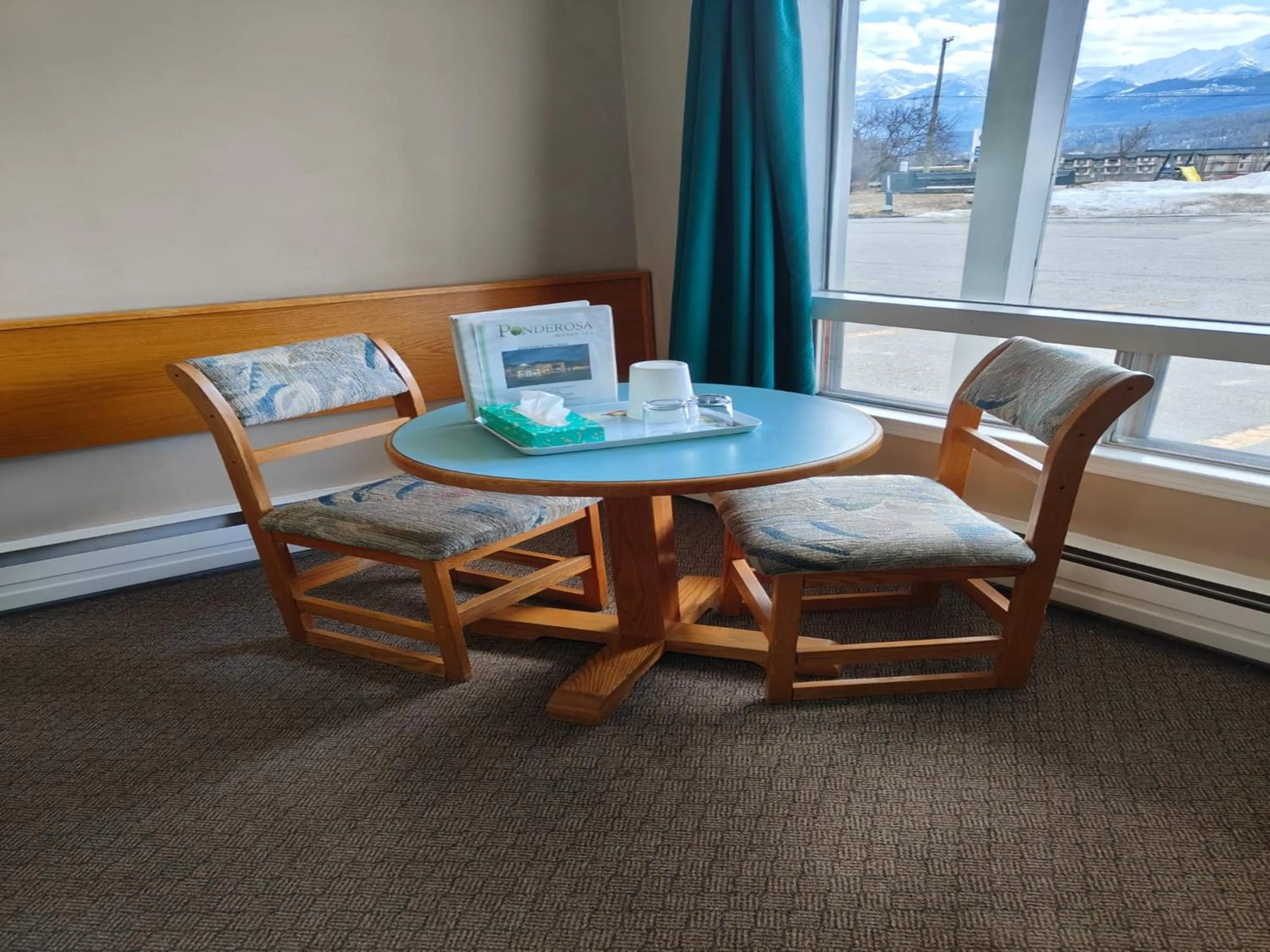Seating area in Ponderosa Motor Inn