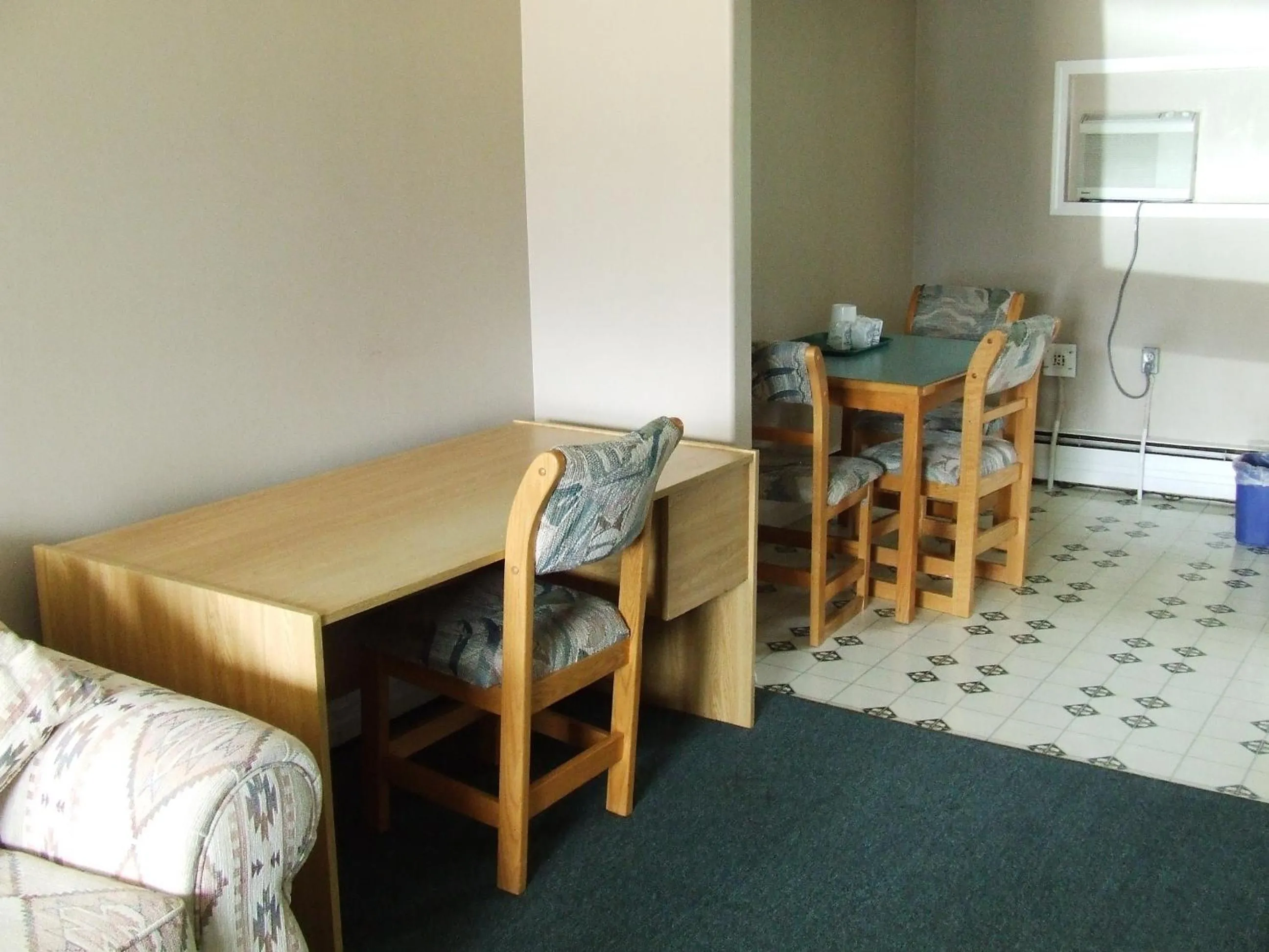 Seating area, Bed in Ponderosa Motor Inn