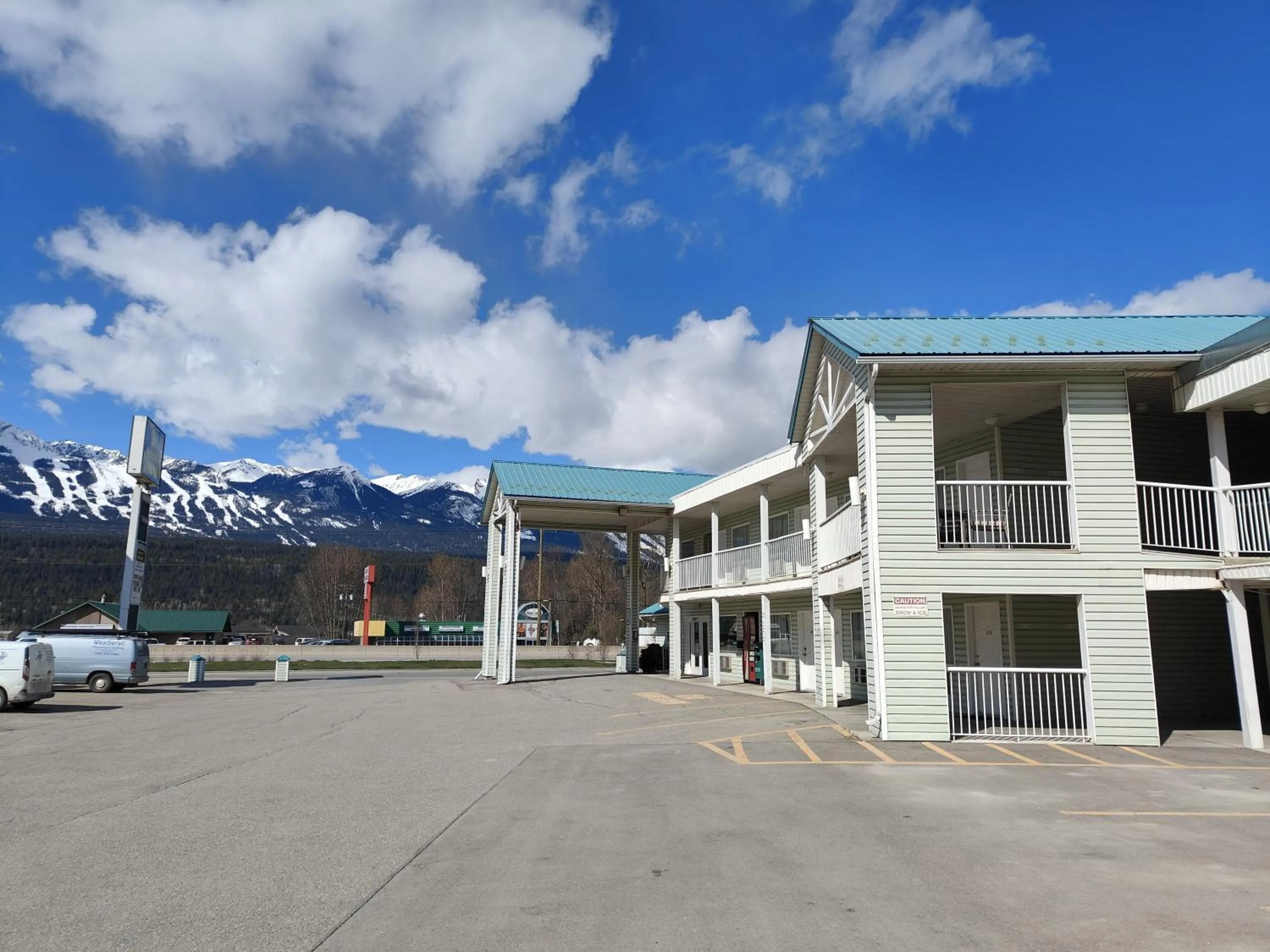 Property building in Ponderosa Motor Inn
