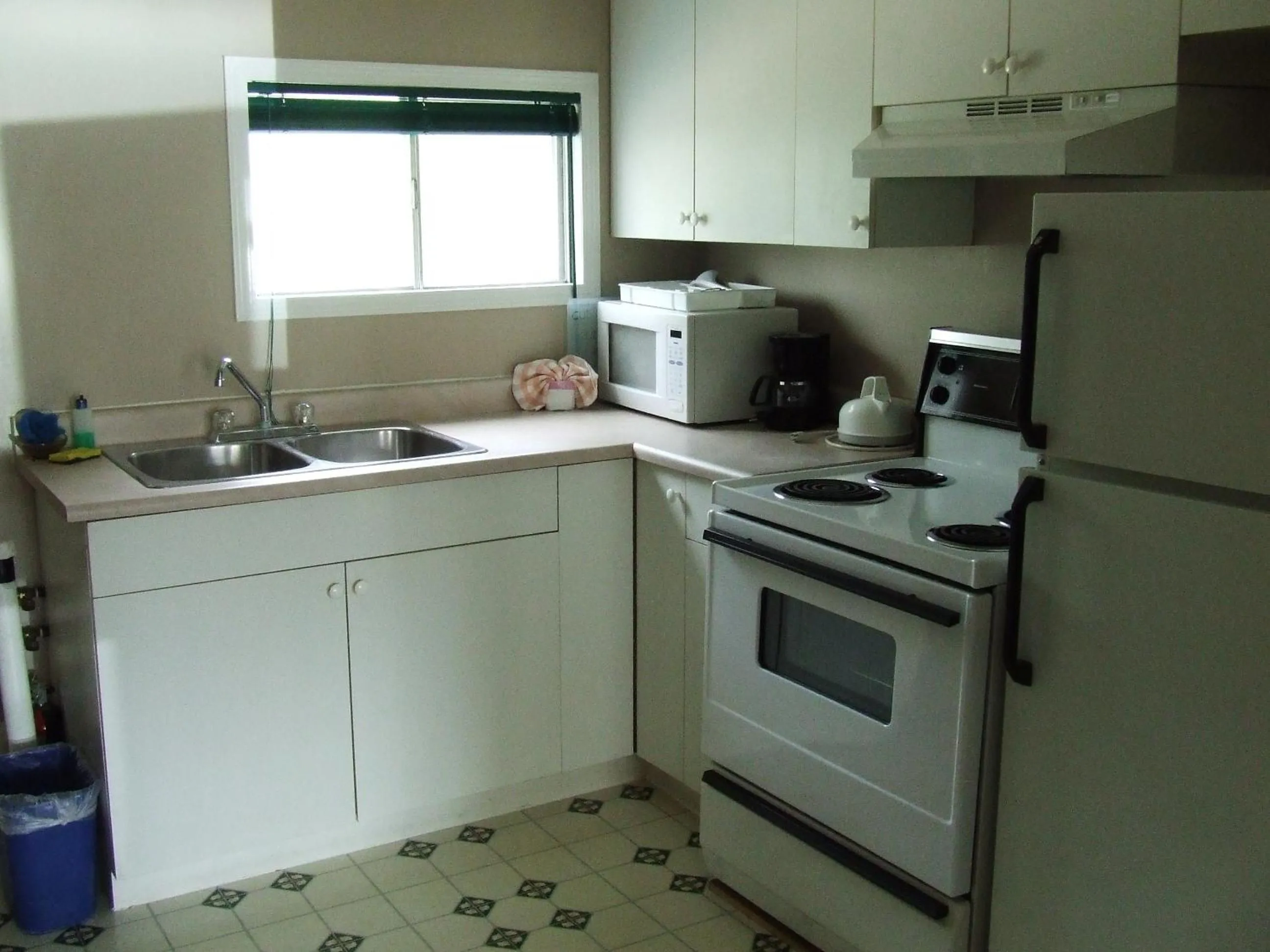 Kitchen or kitchenette in Ponderosa Motor Inn