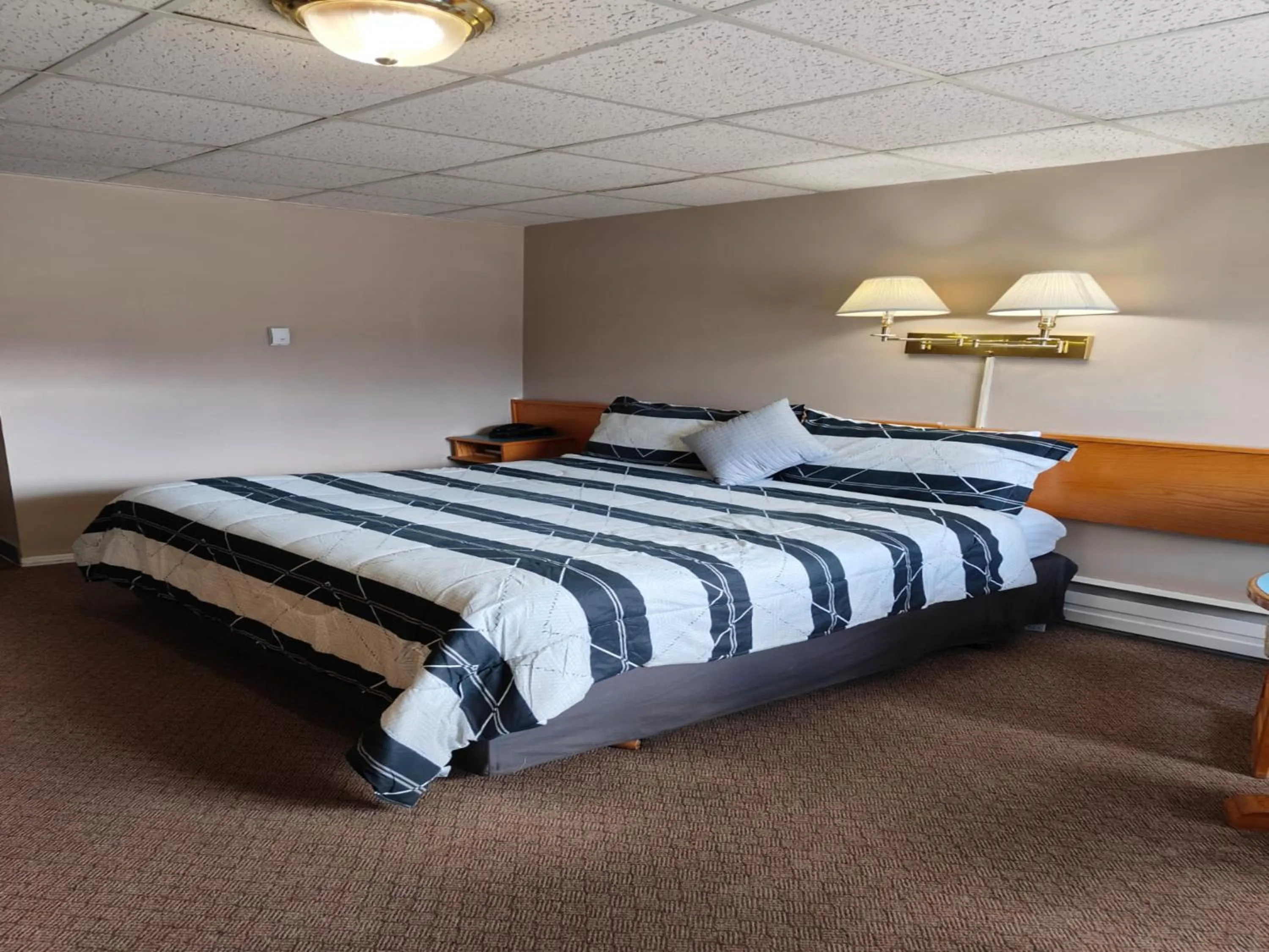 Bed in Ponderosa Motor Inn