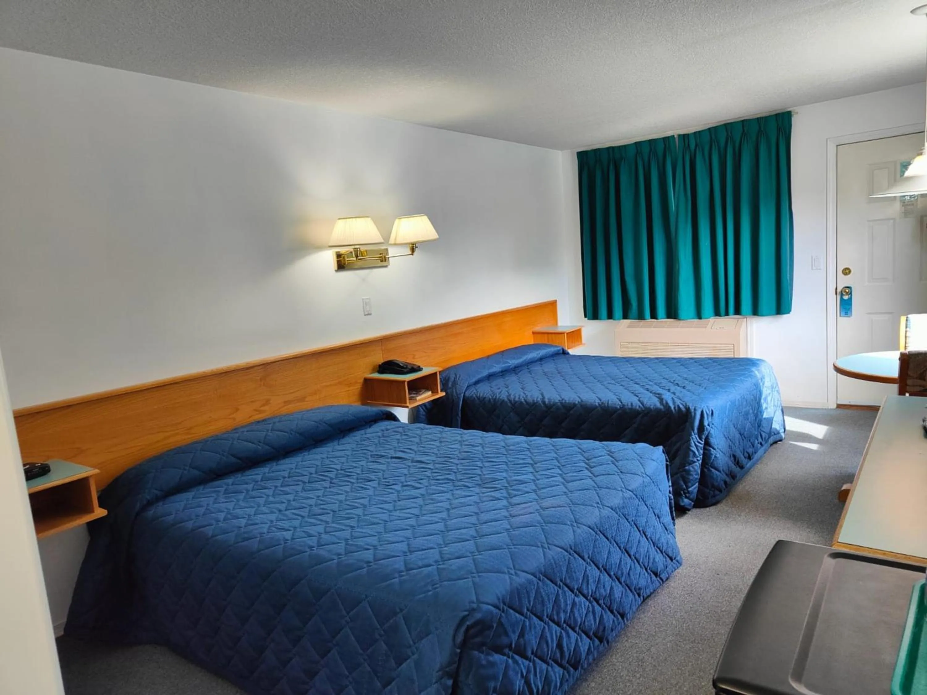 Bed in Ponderosa Motor Inn