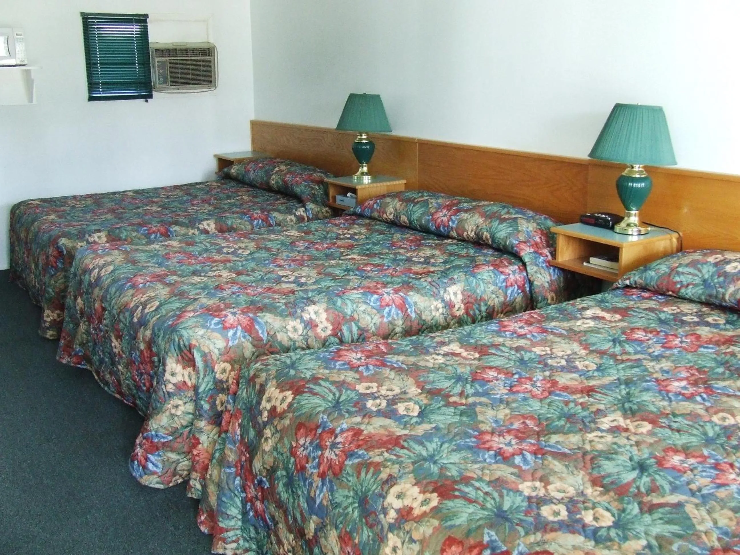 Bed in Ponderosa Motor Inn