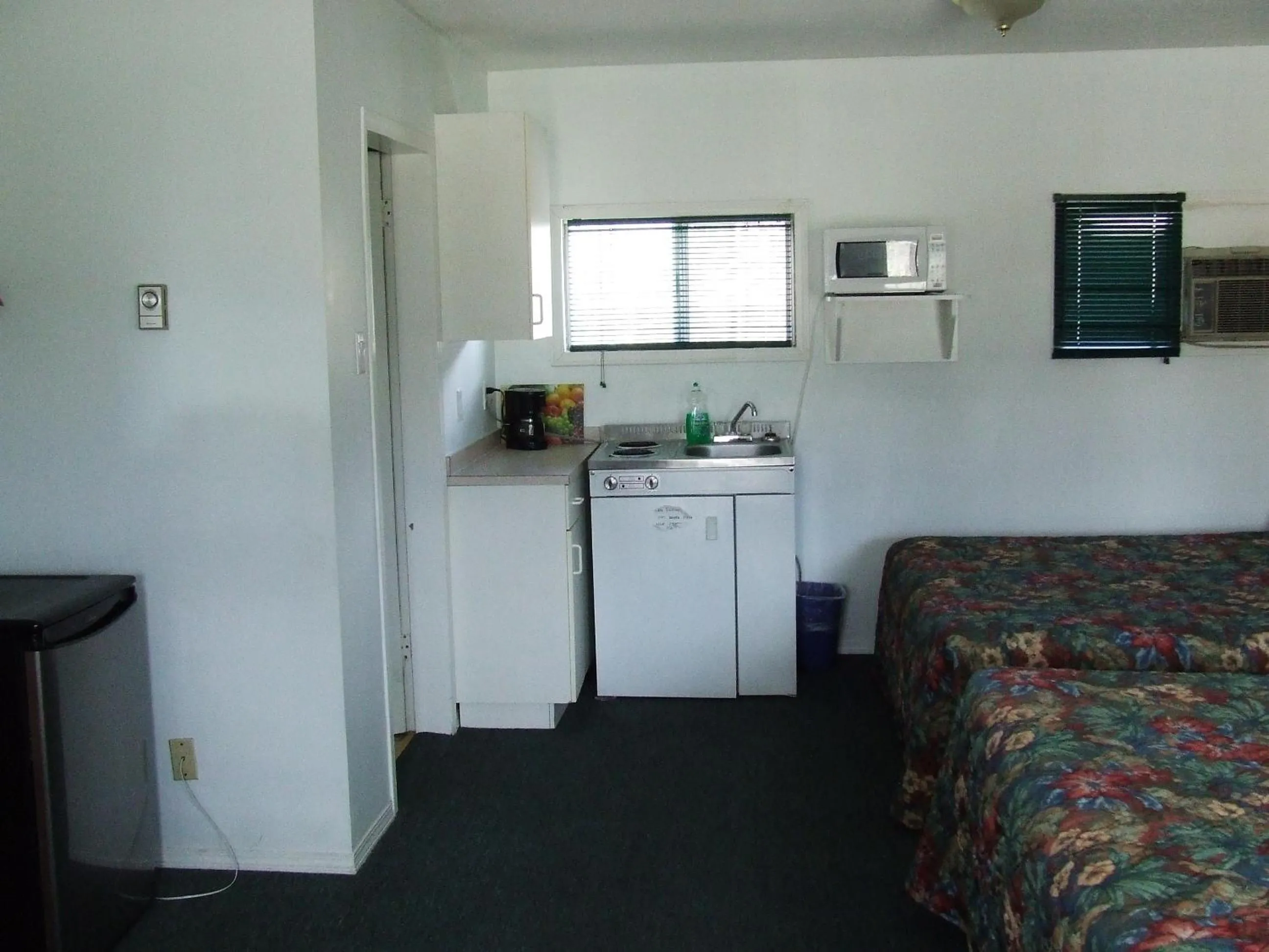 Bed in Ponderosa Motor Inn