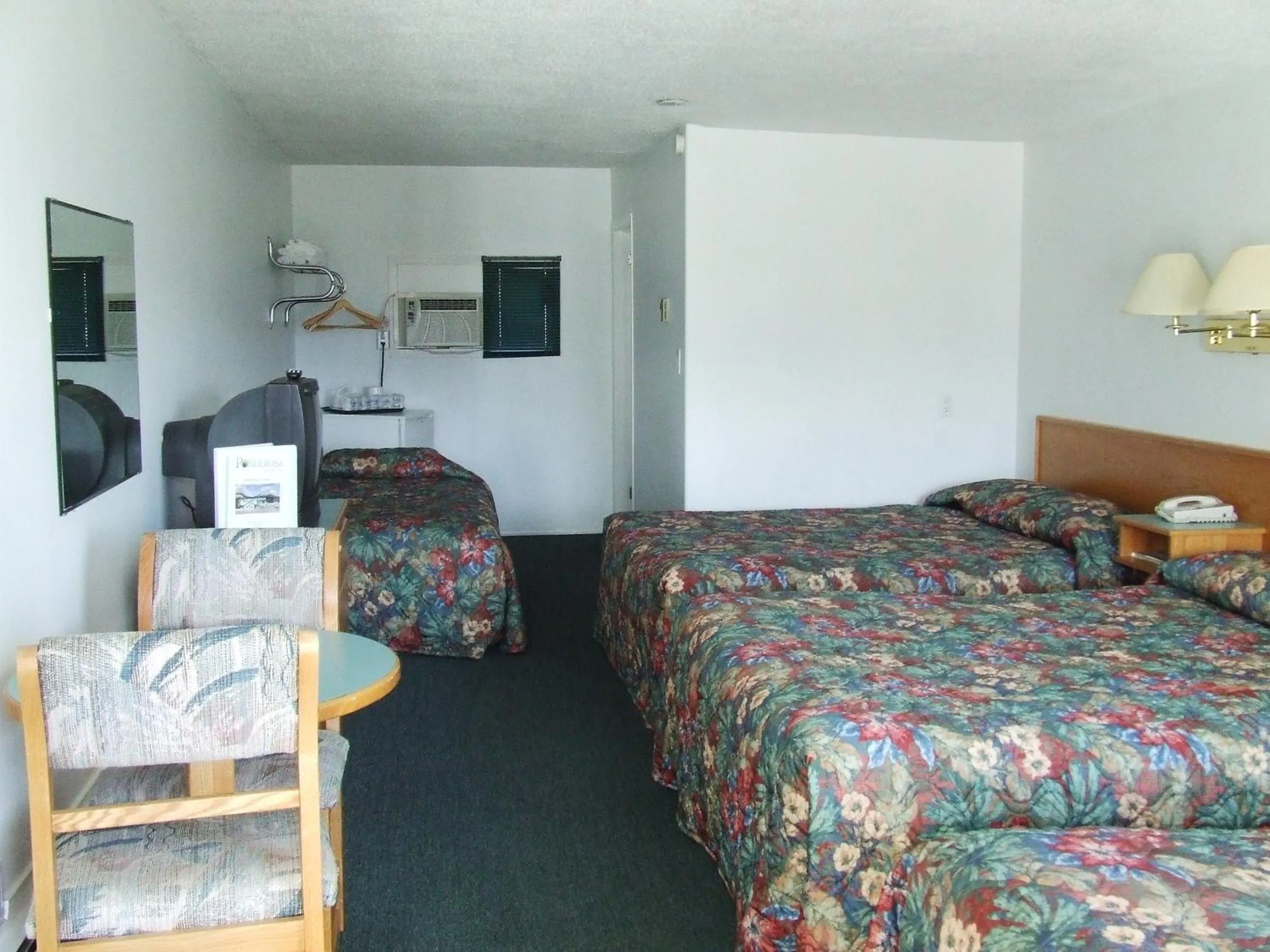 Bed in Ponderosa Motor Inn