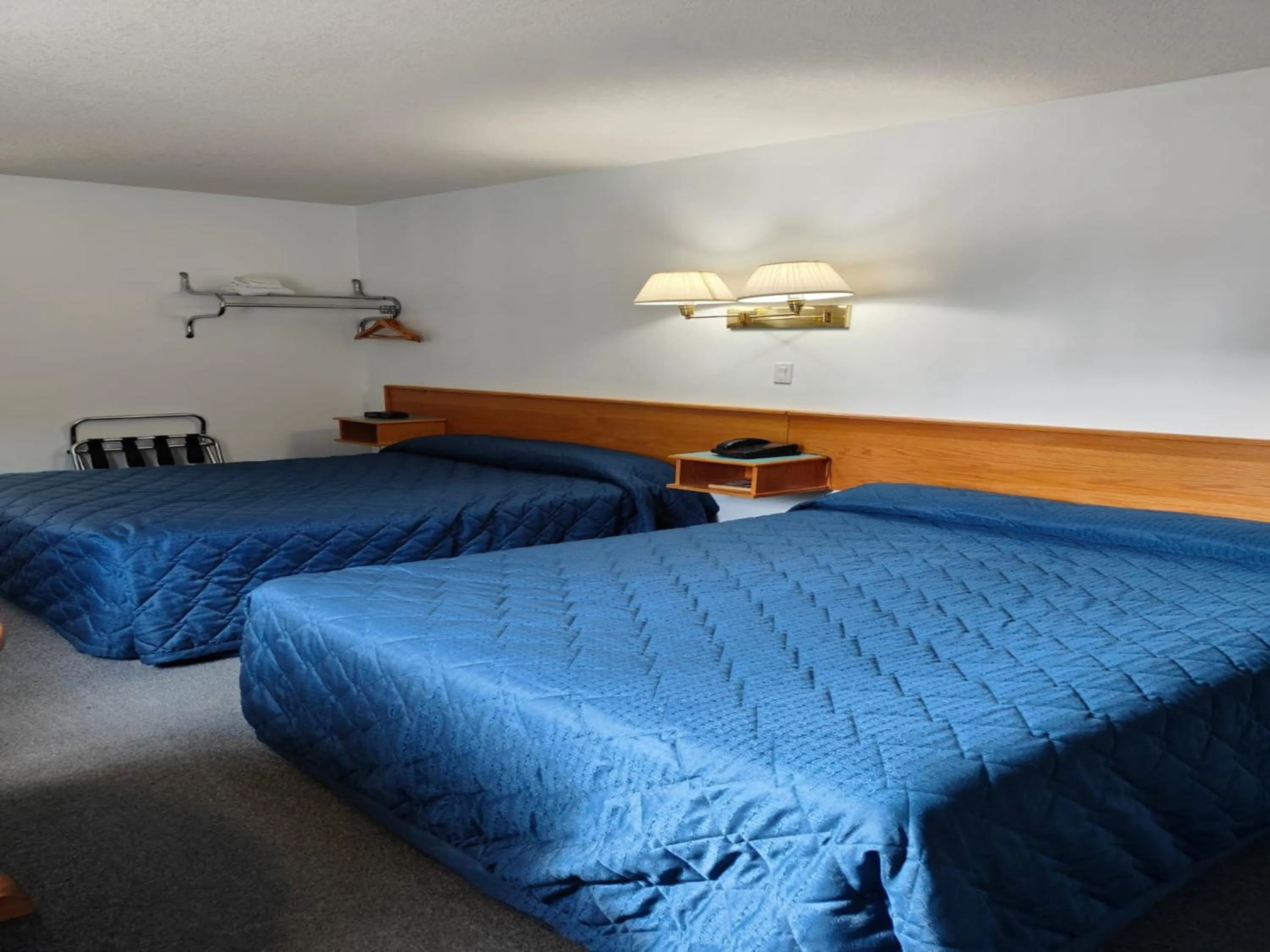 Bed in Ponderosa Motor Inn