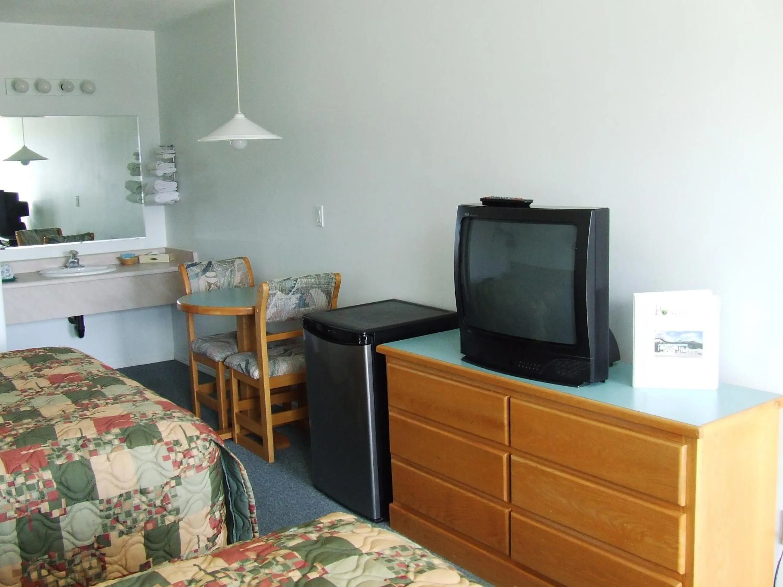 TV and multimedia in Ponderosa Motor Inn
