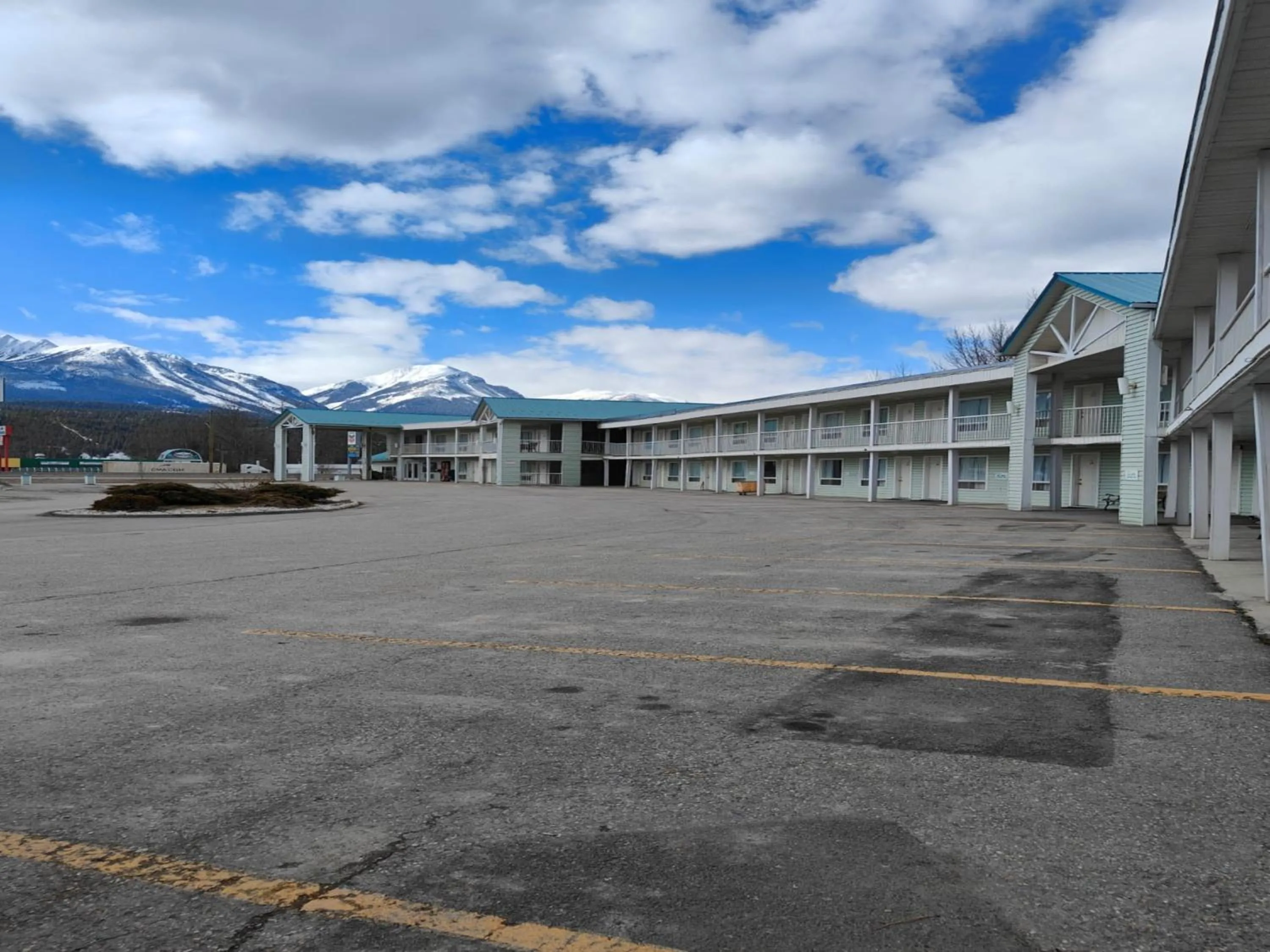 Property building in Ponderosa Motor Inn