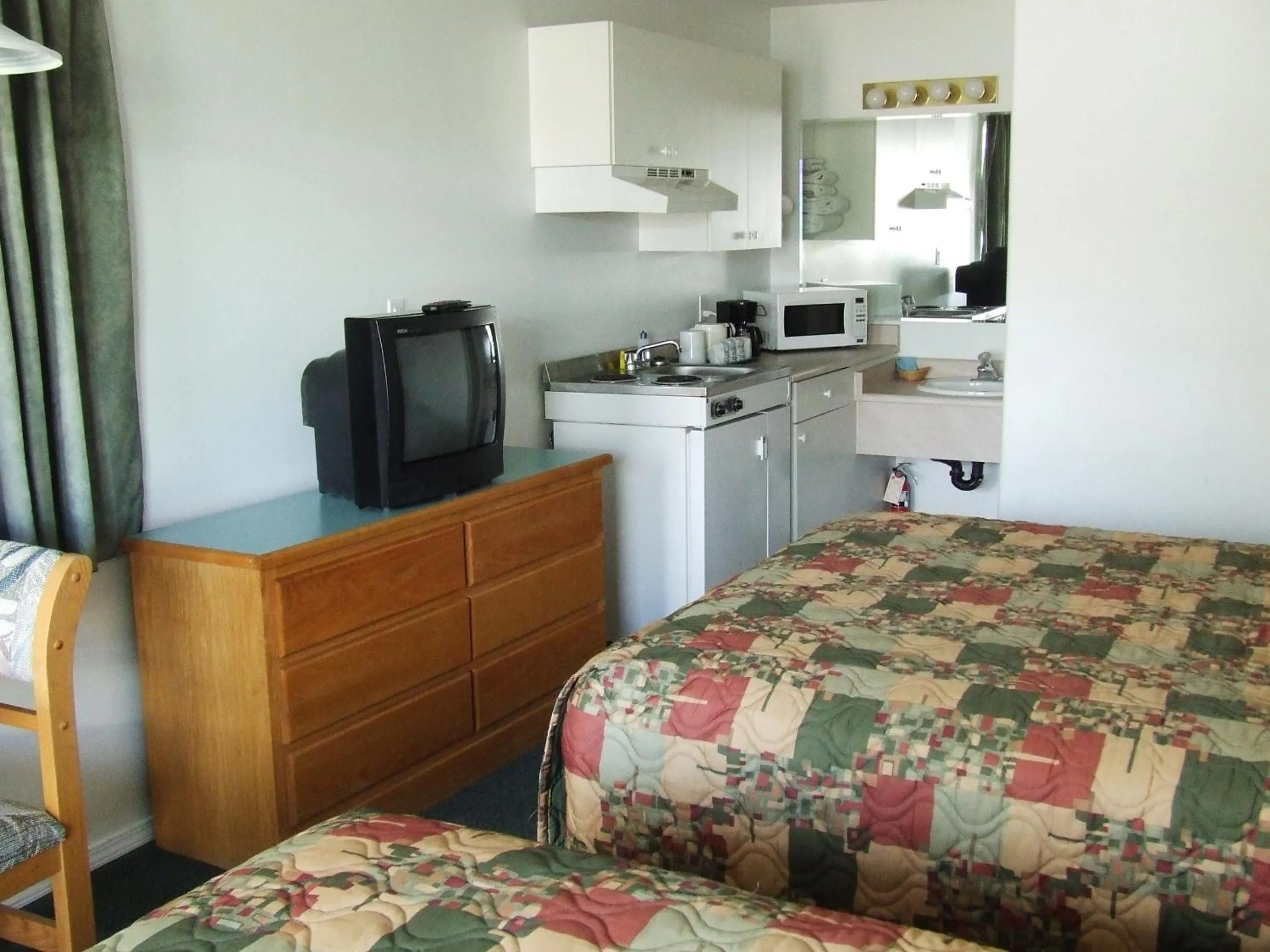 Bed in Ponderosa Motor Inn