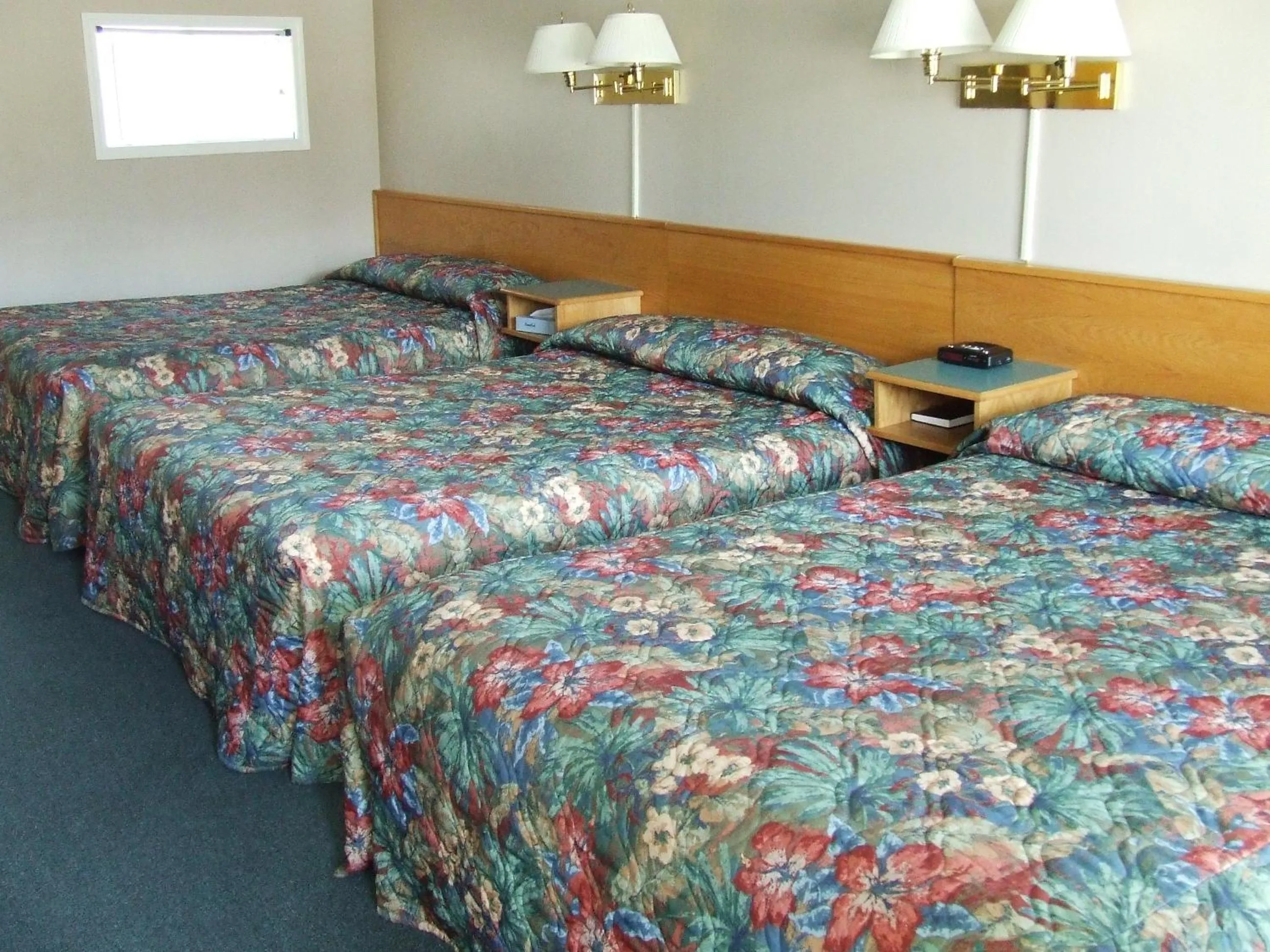 Bed in Ponderosa Motor Inn