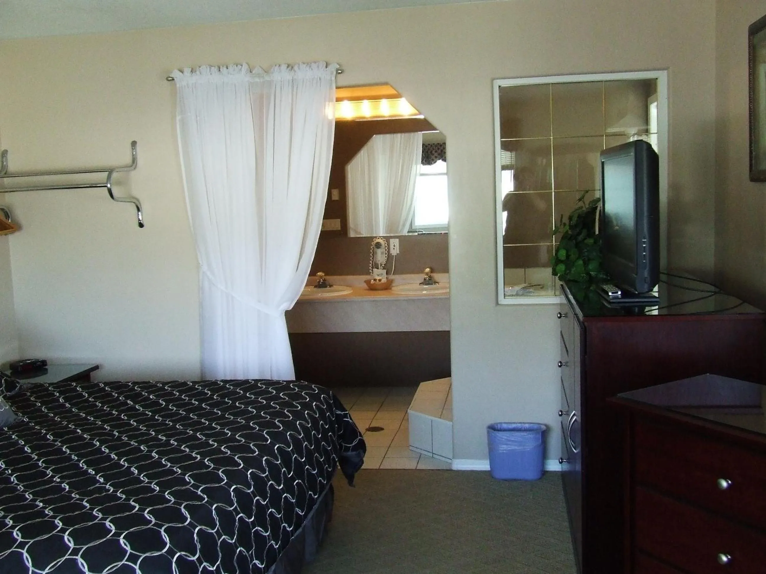 Bed in Ponderosa Motor Inn
