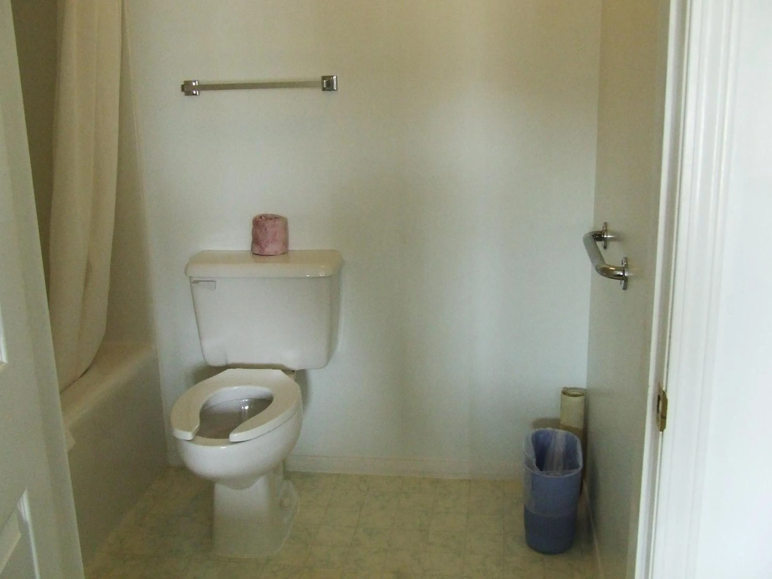 Bathroom in Ponderosa Motor Inn