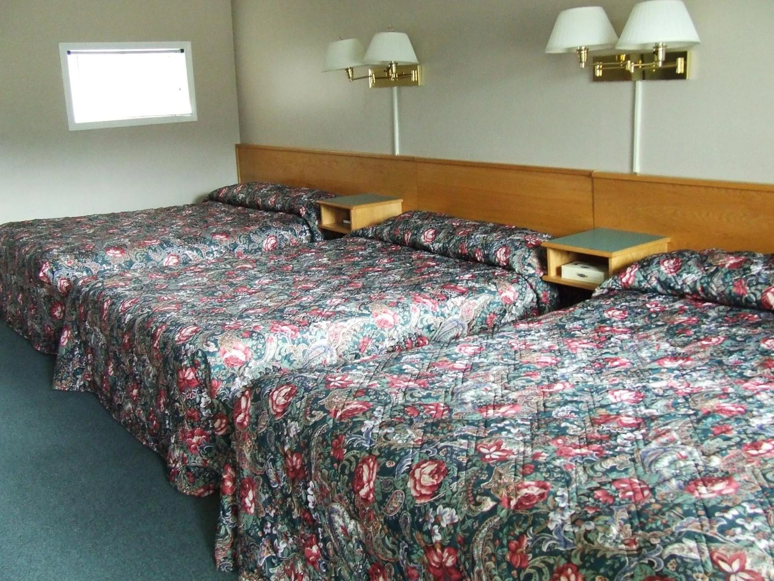 Bed in Ponderosa Motor Inn