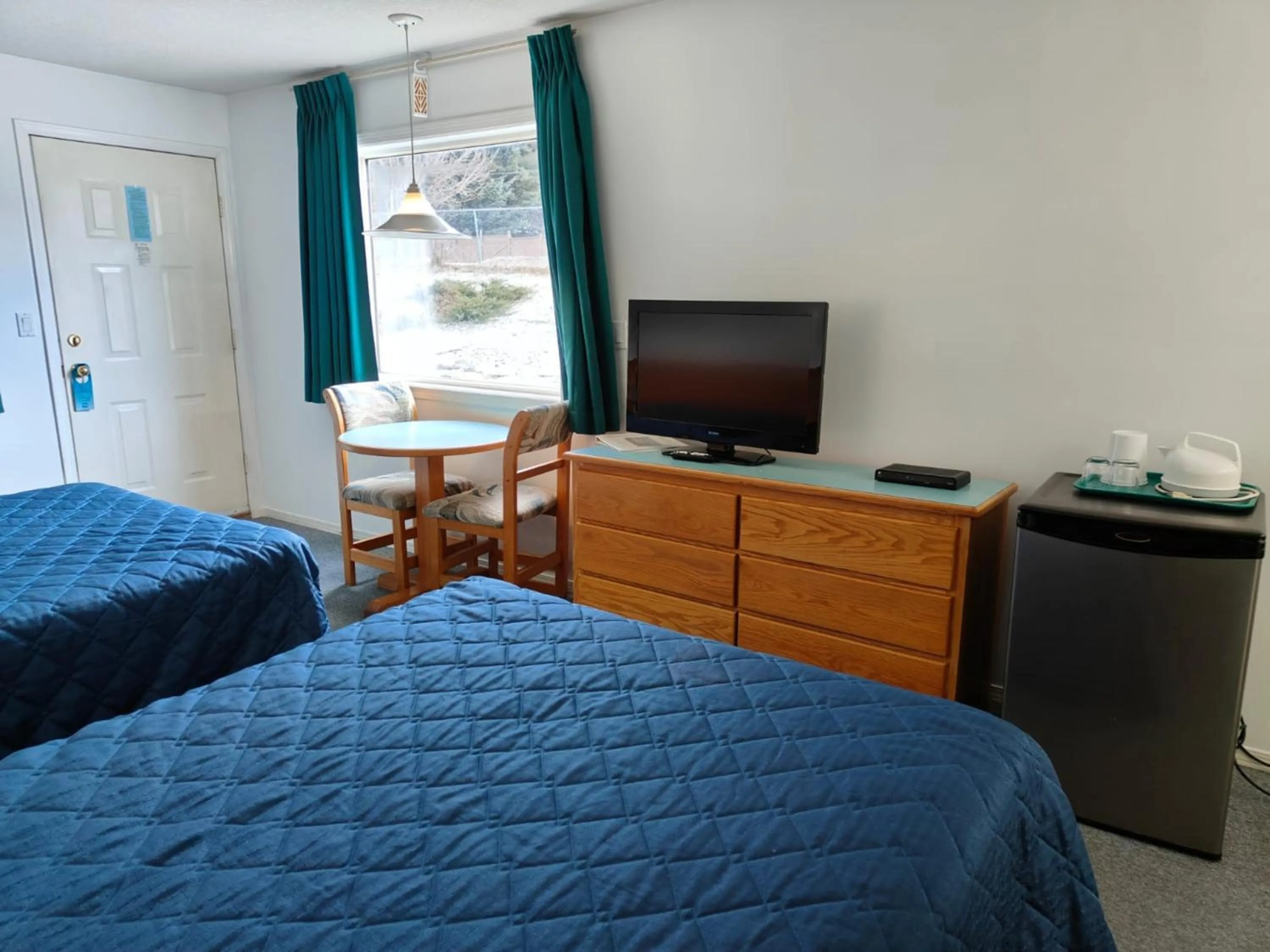 Bed in Ponderosa Motor Inn