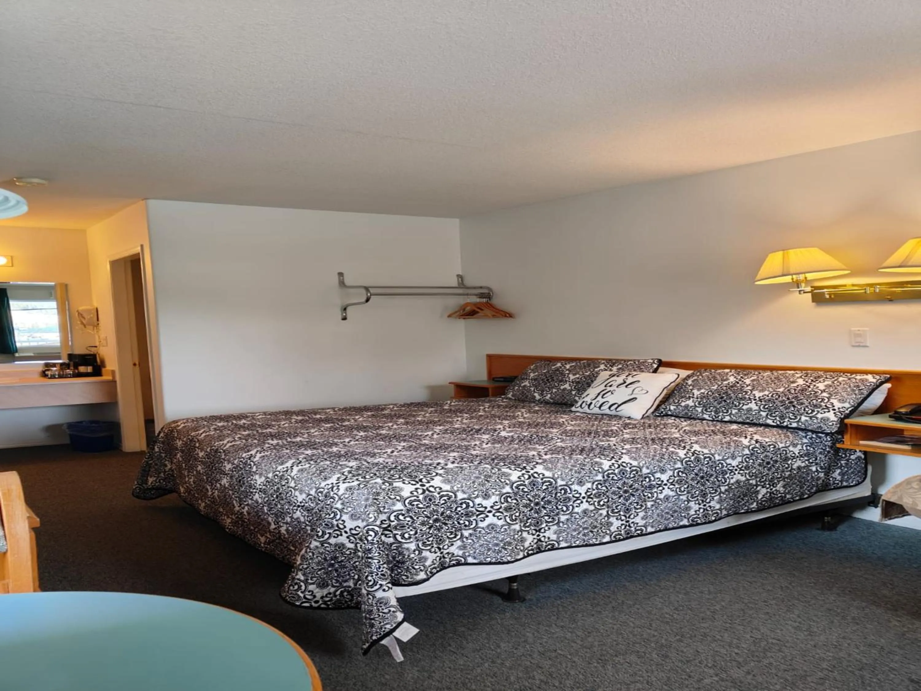 Bed in Ponderosa Motor Inn
