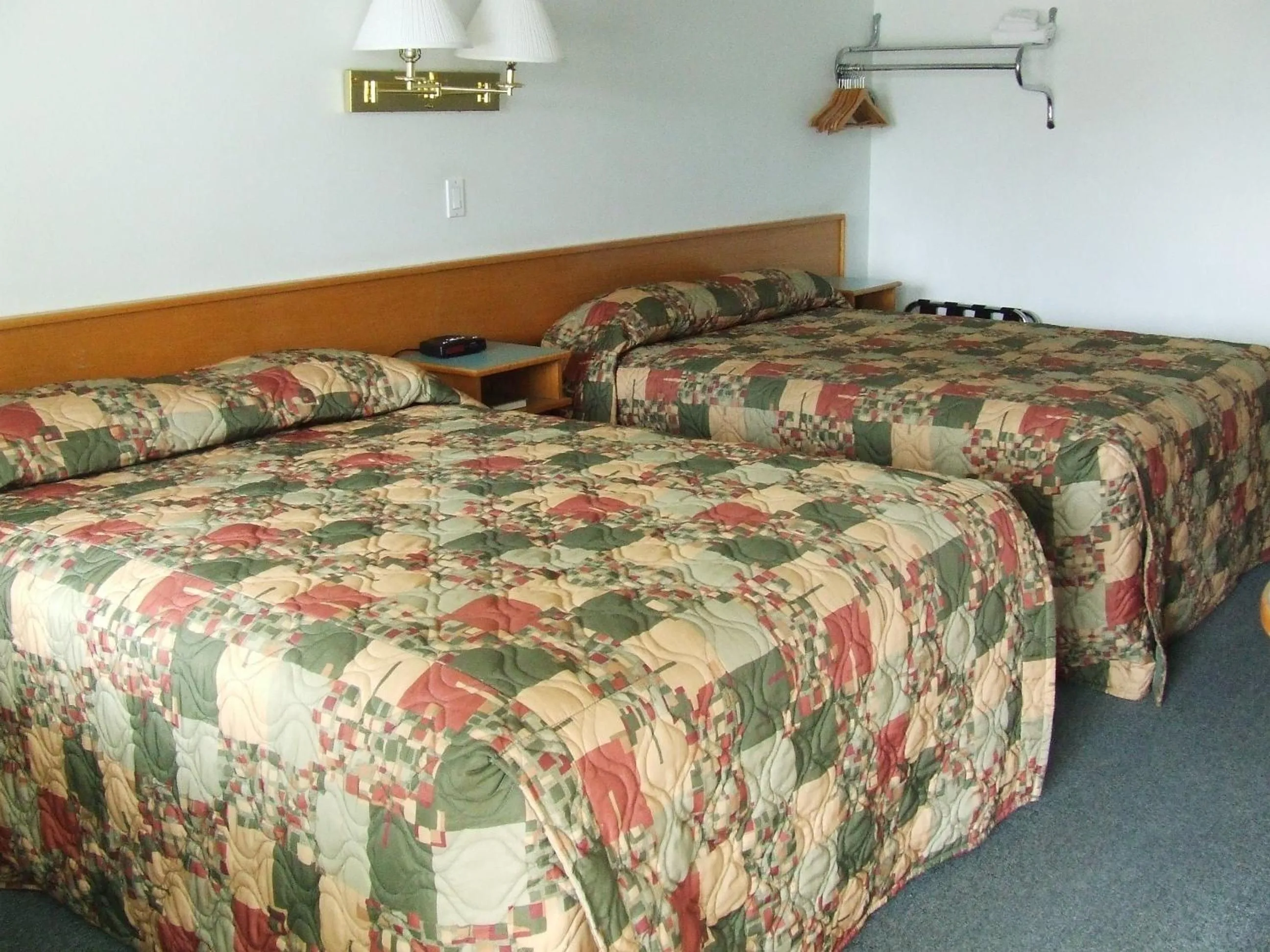 Bed in Ponderosa Motor Inn