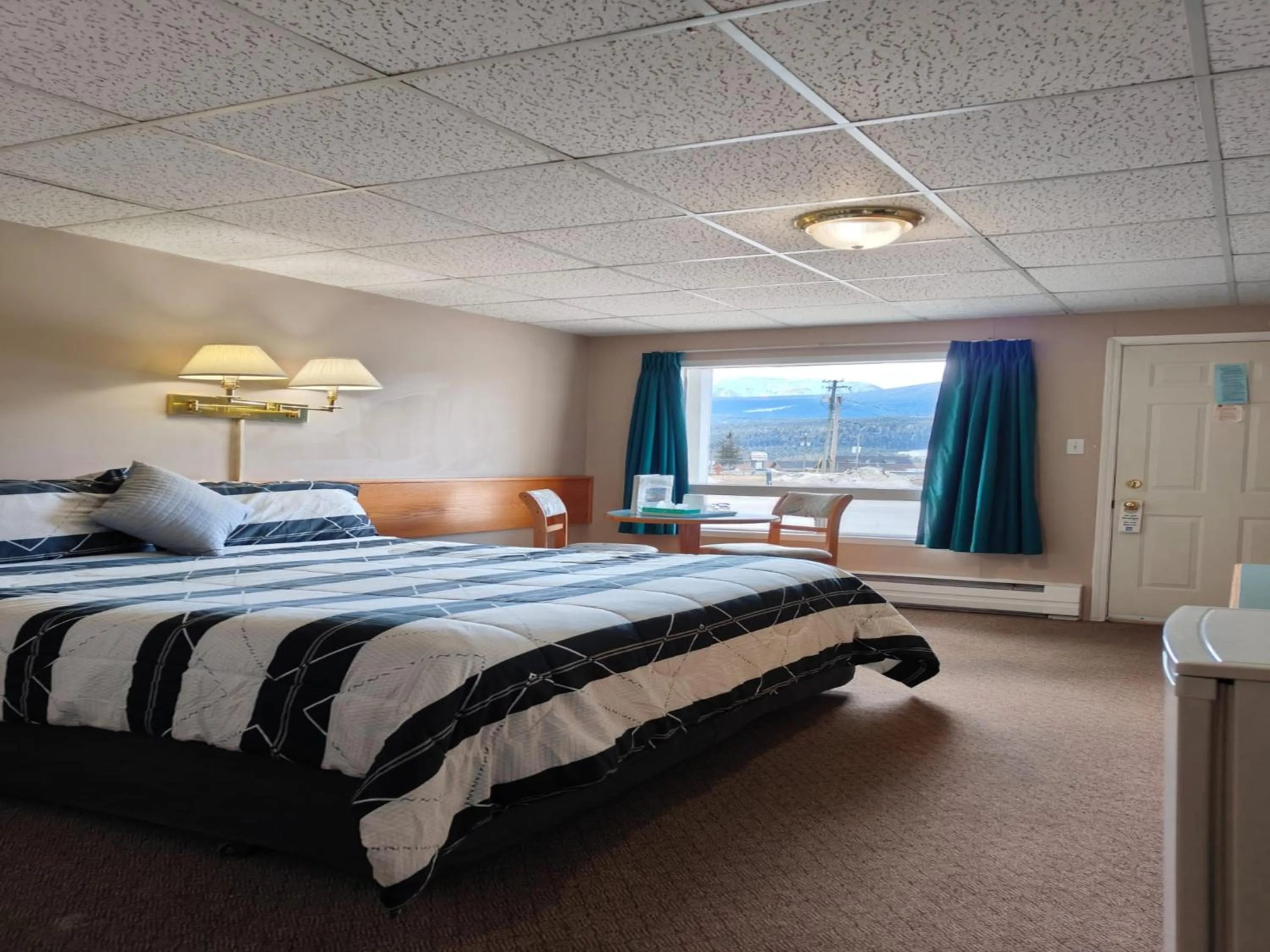 Bed in Ponderosa Motor Inn