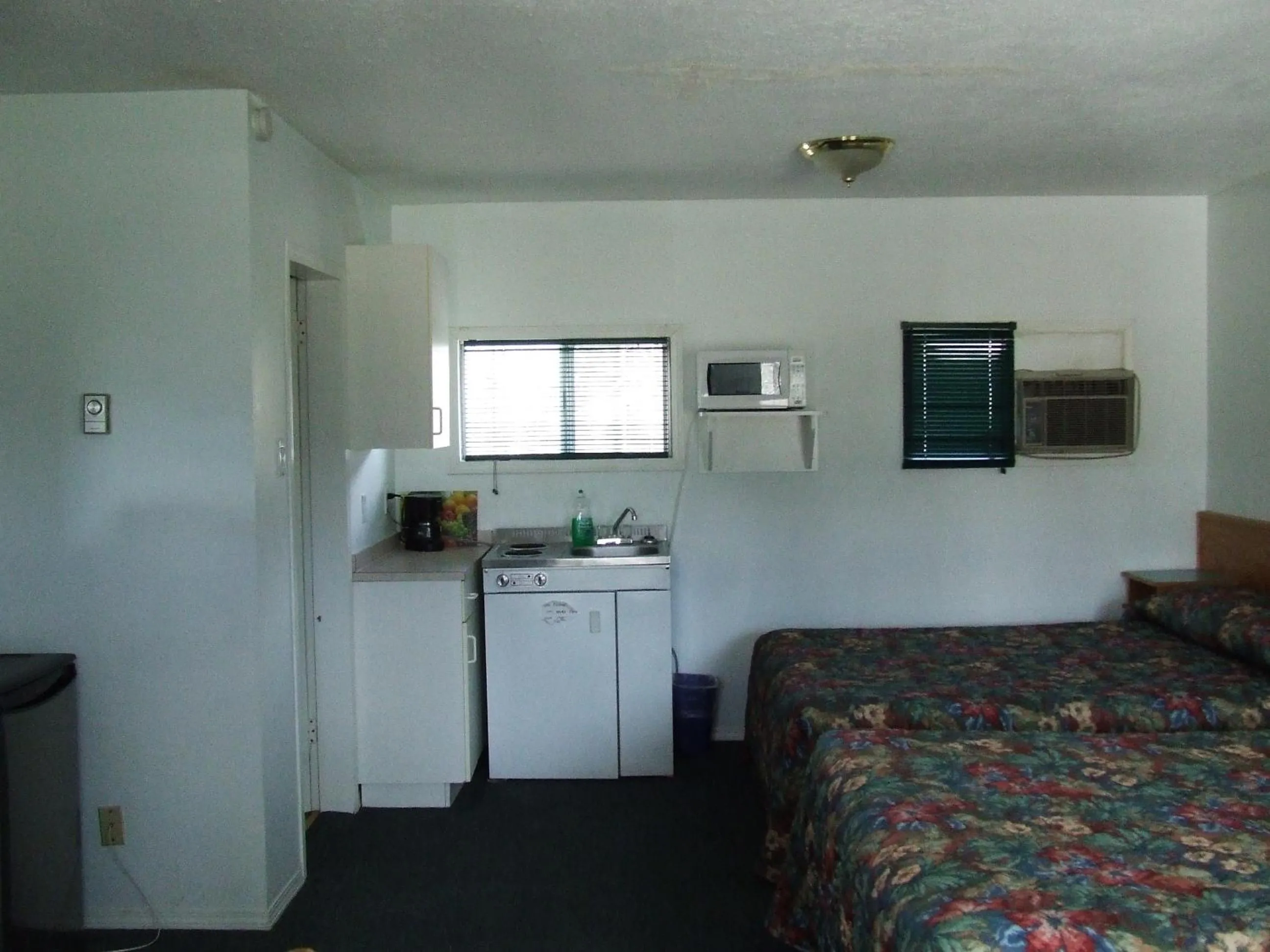 Bed in Ponderosa Motor Inn