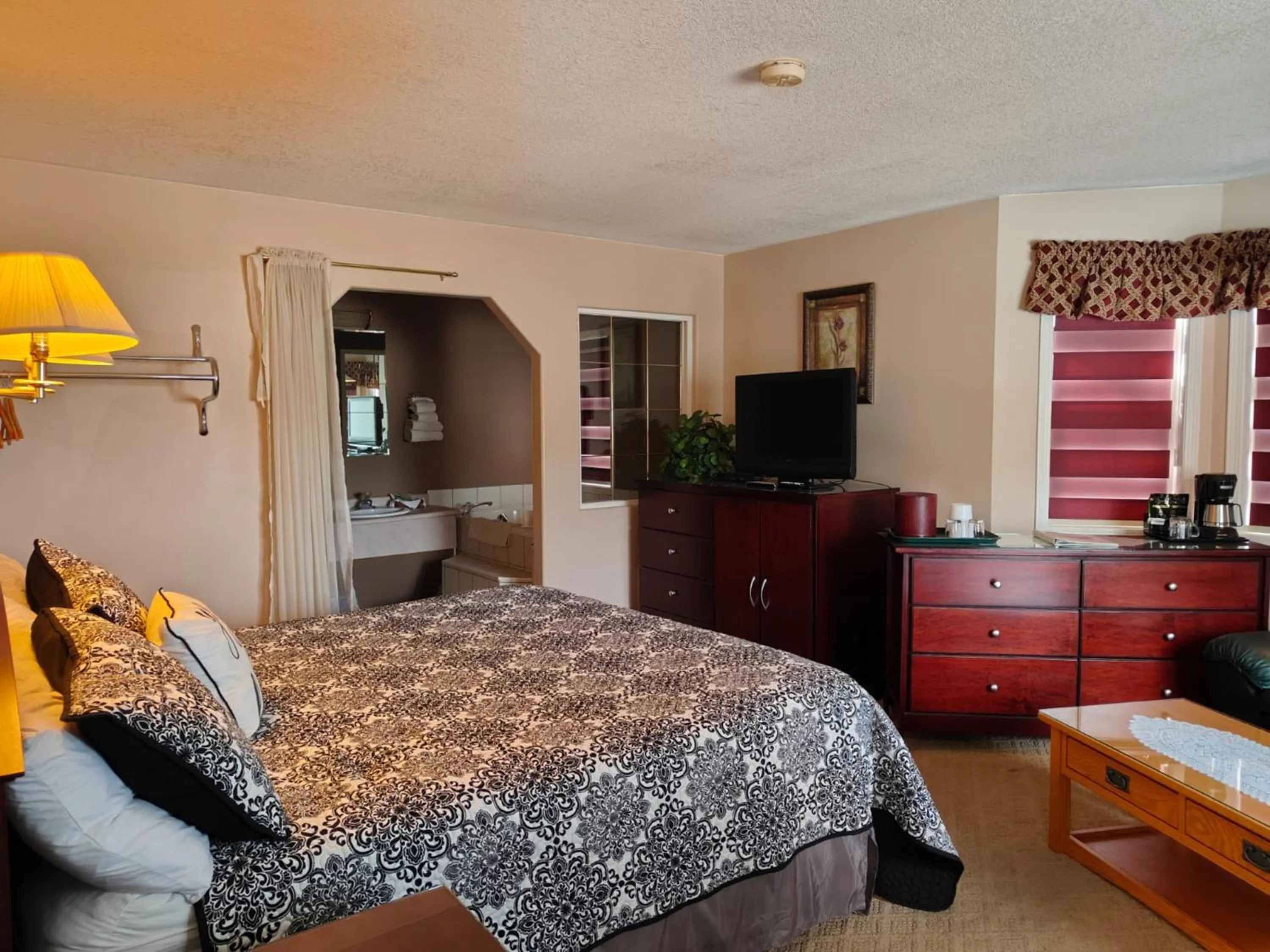 Communal lounge/ TV room, Bed in Ponderosa Motor Inn