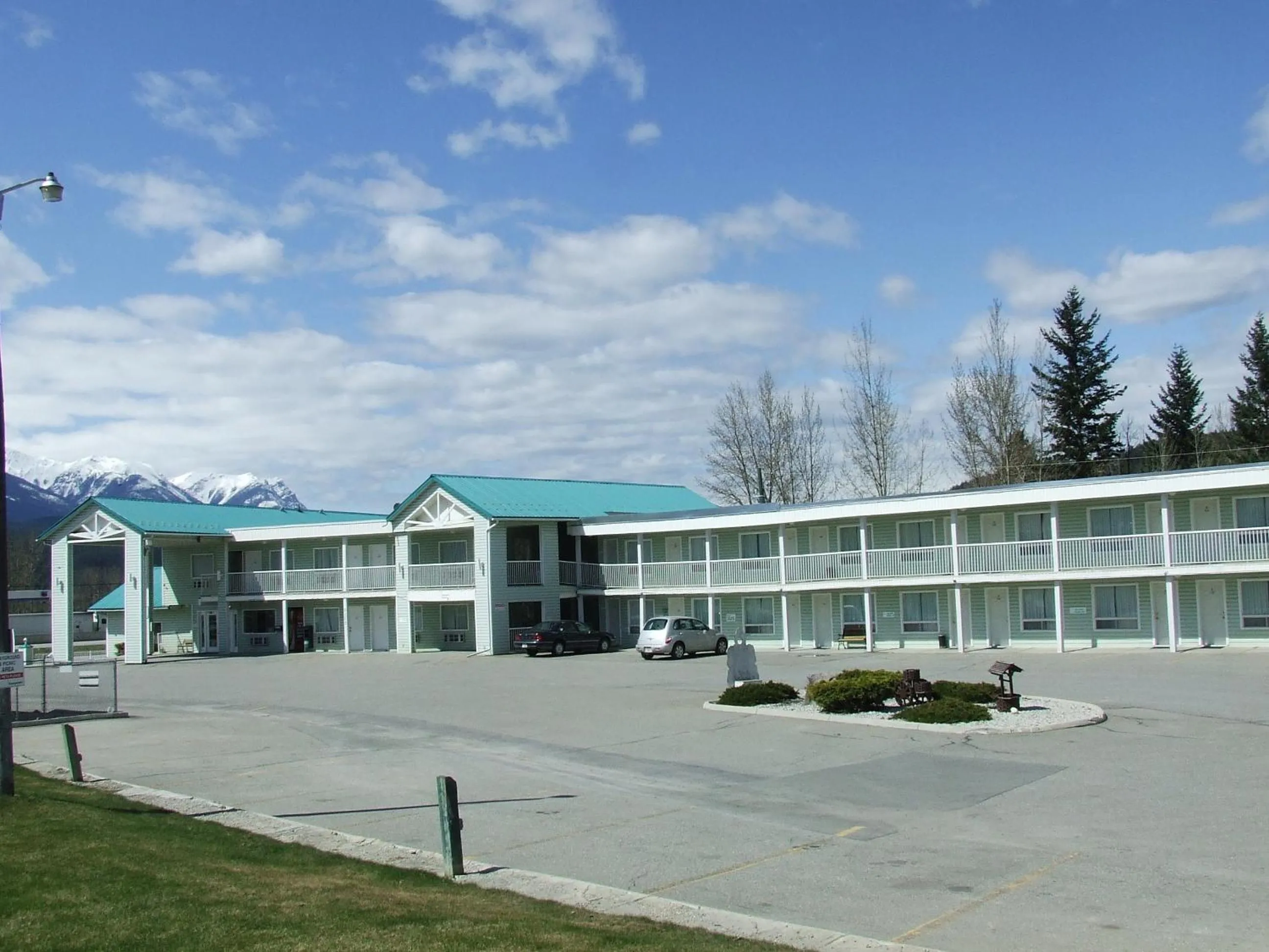 Facade/entrance in Ponderosa Motor Inn