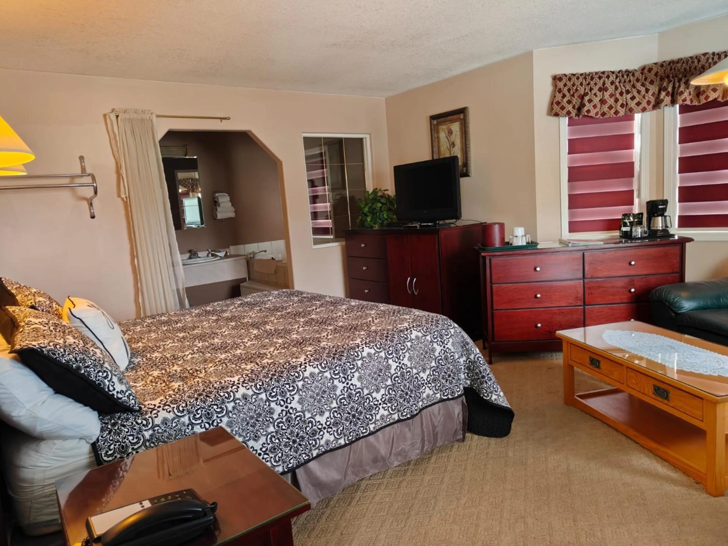 Bed in Ponderosa Motor Inn