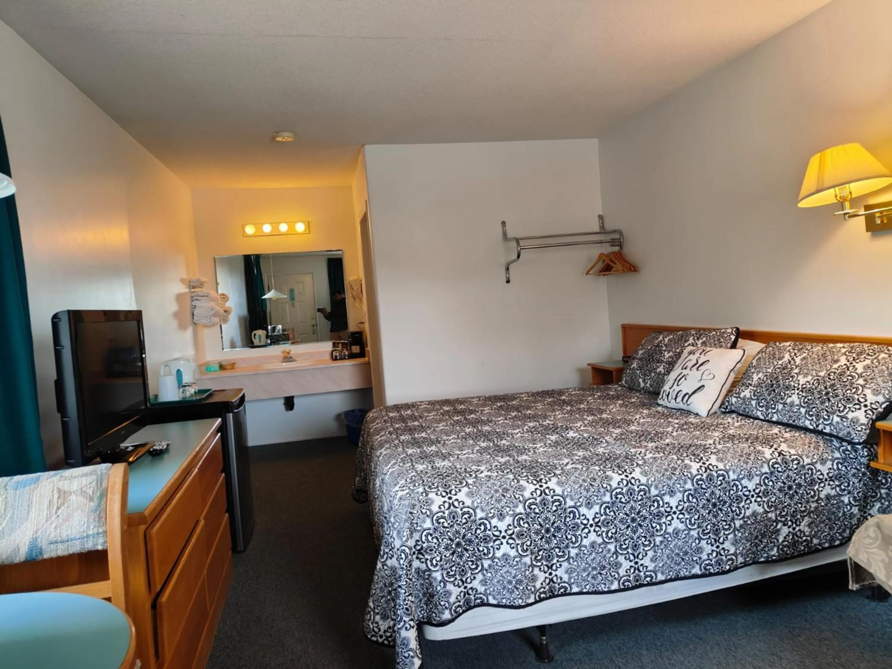 Bed in Ponderosa Motor Inn