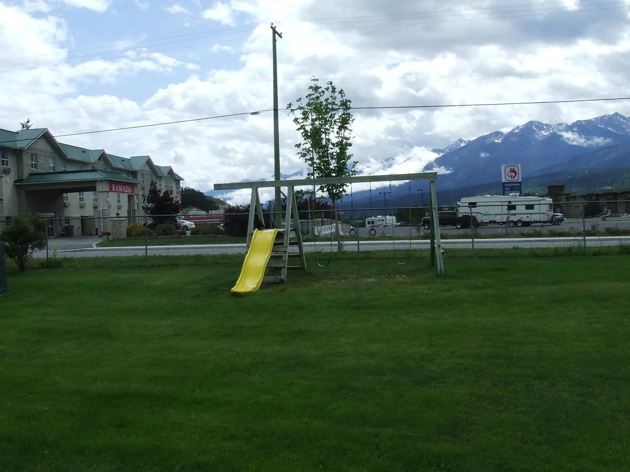 Children play ground in Ponderosa Motor Inn