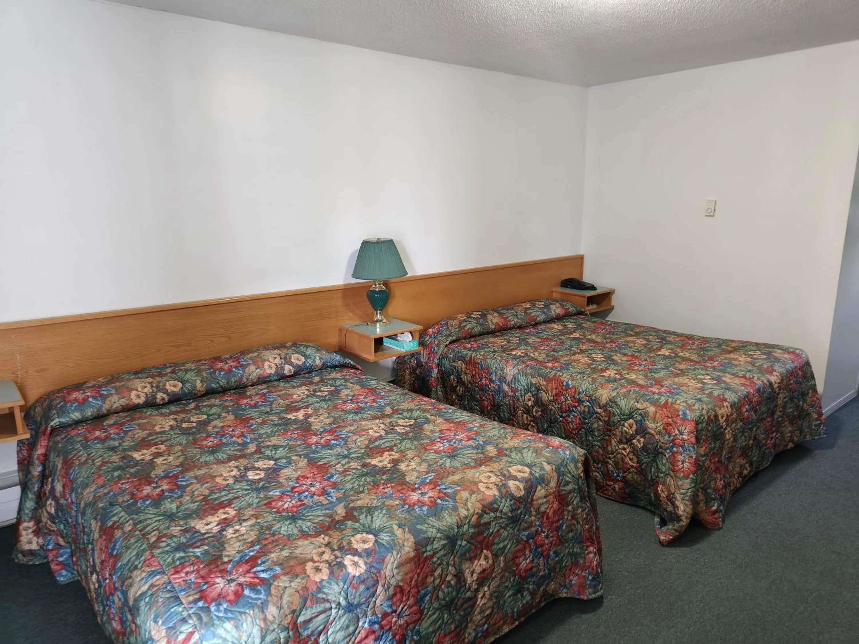 Bed in Ponderosa Motor Inn