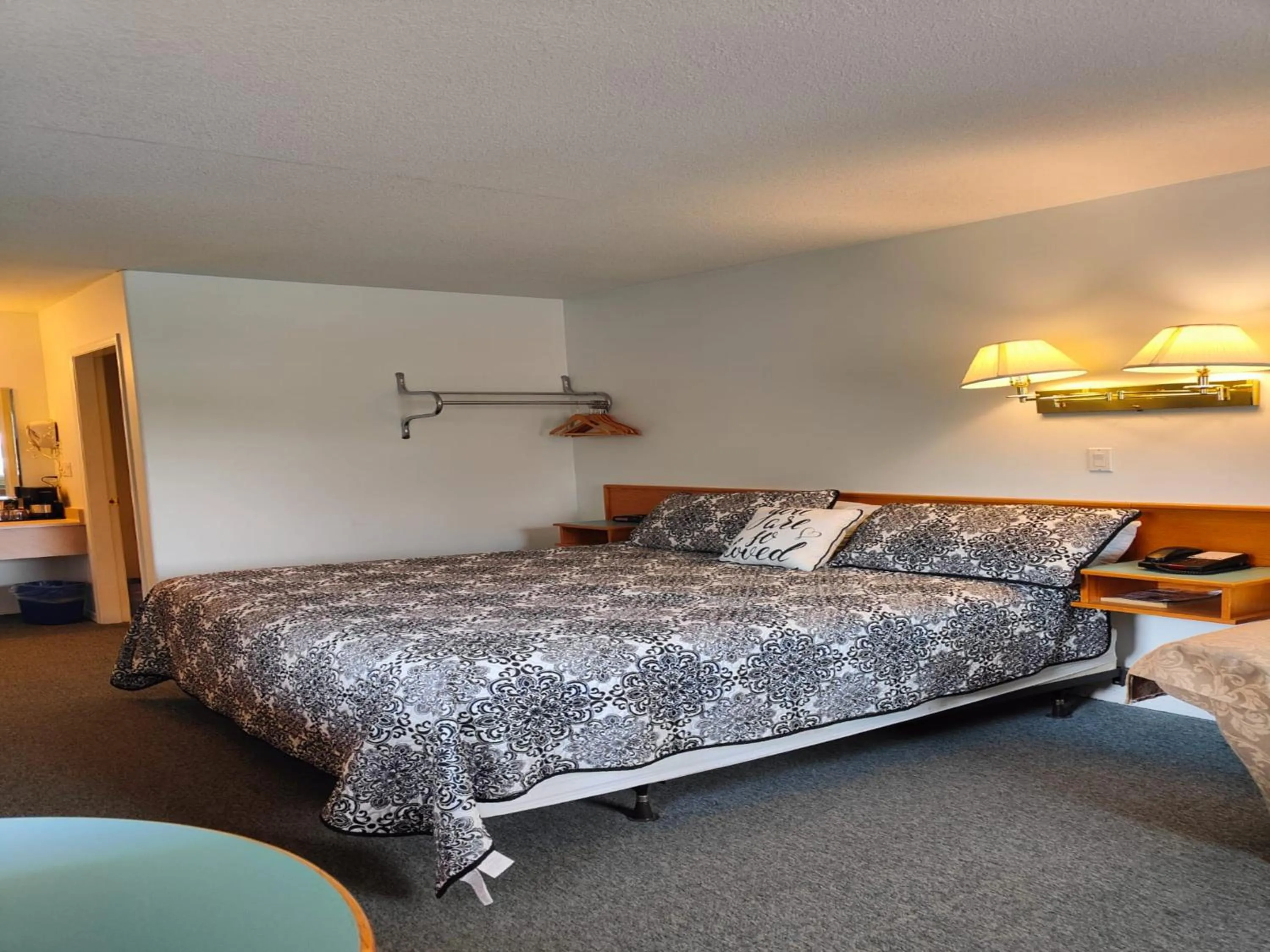 Bed in Ponderosa Motor Inn