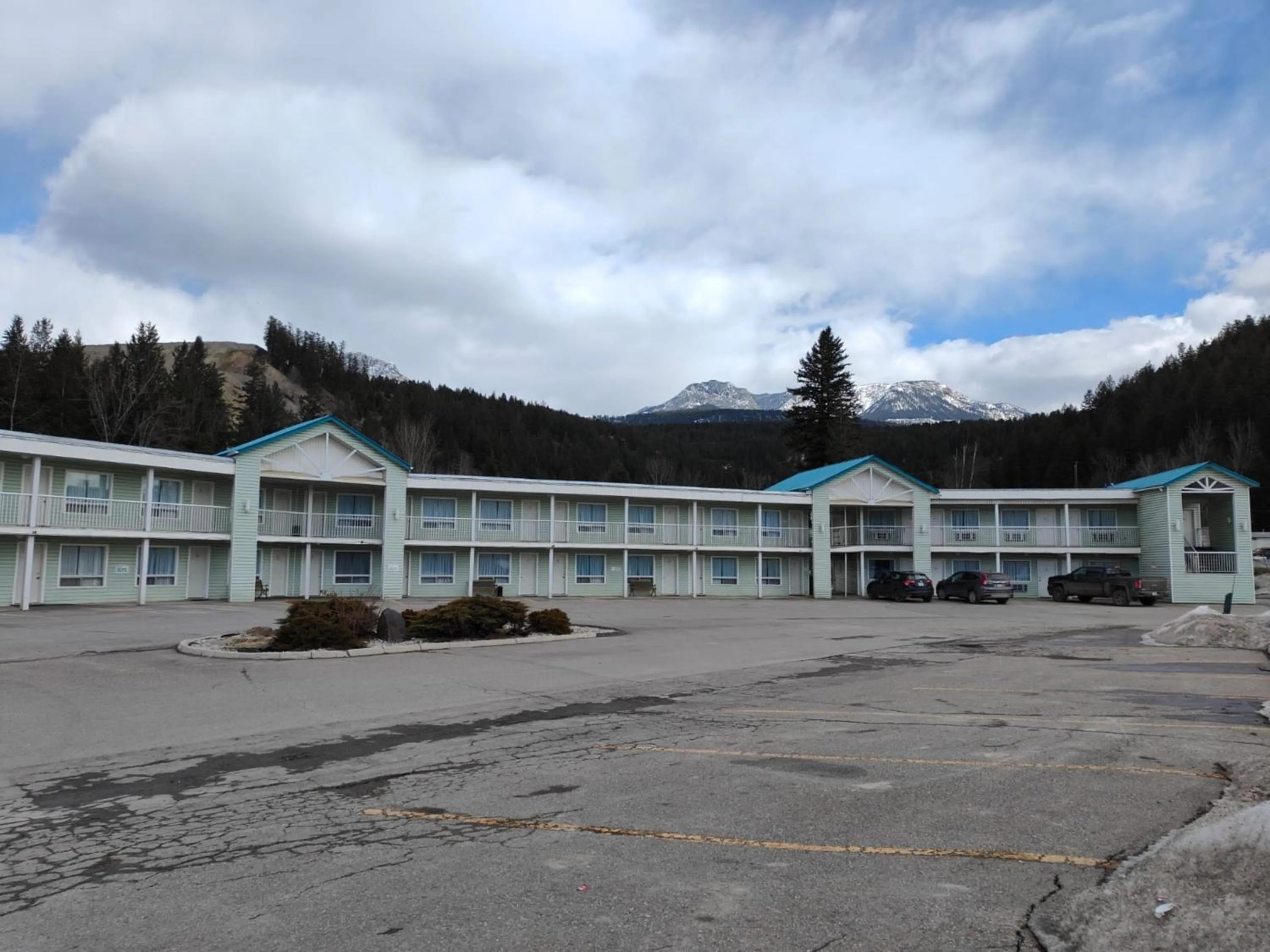 Property building in Ponderosa Motor Inn
