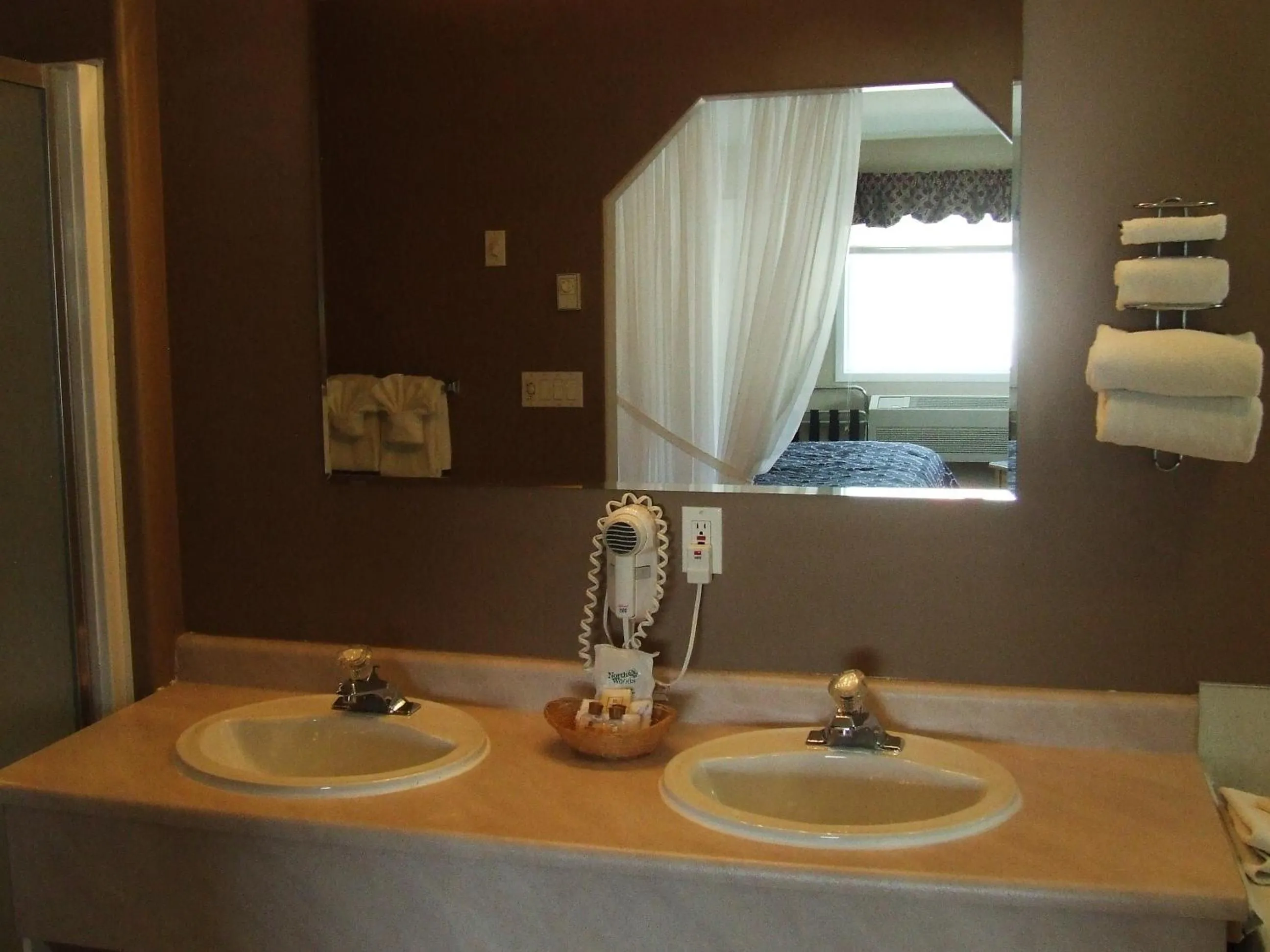 Bathroom in Ponderosa Motor Inn