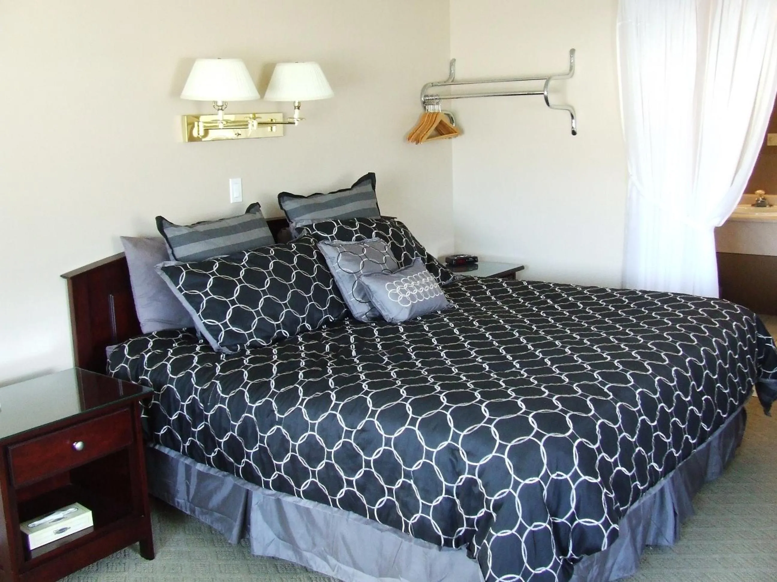 Bed in Ponderosa Motor Inn