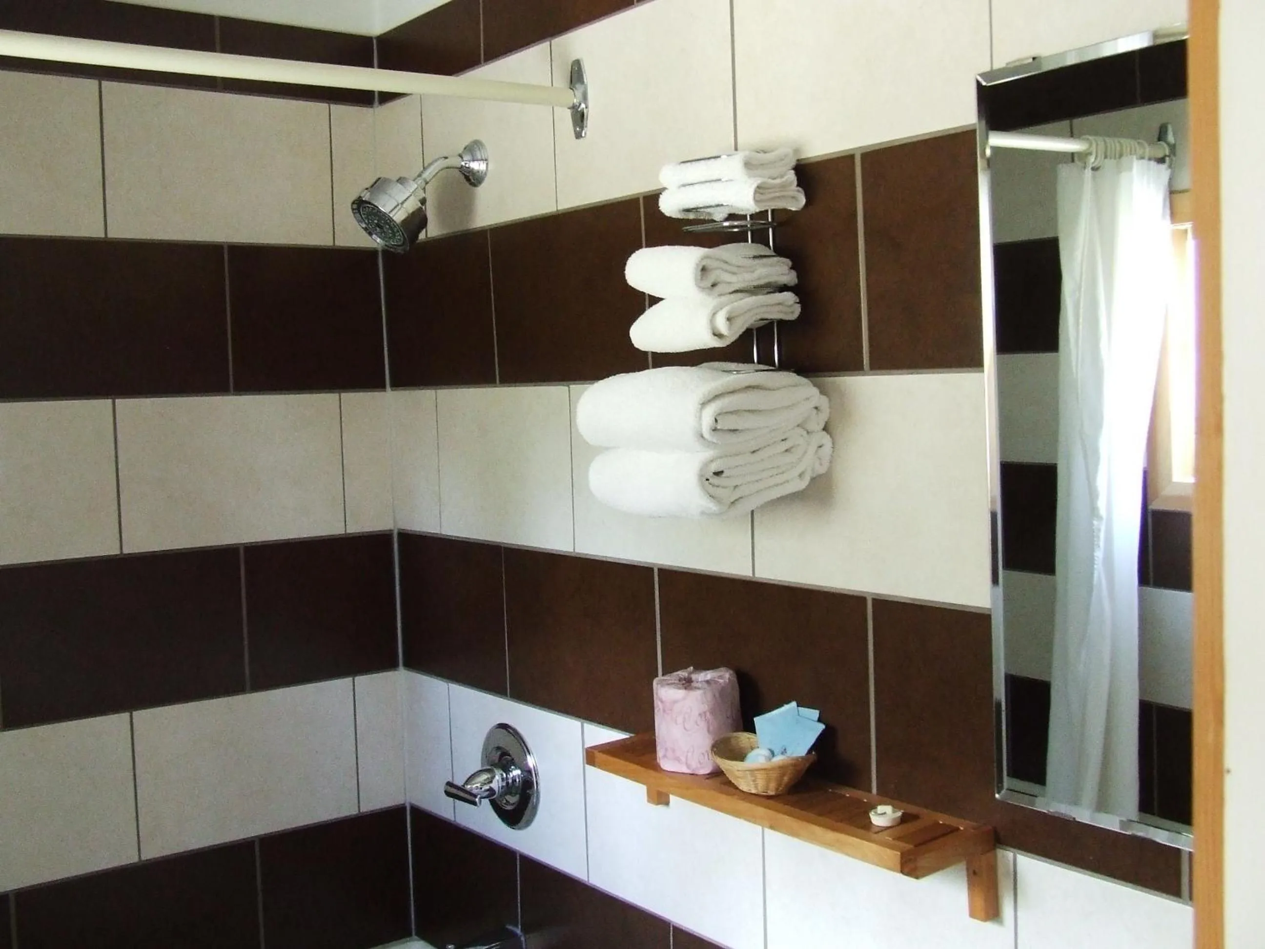 Bathroom in Ponderosa Motor Inn