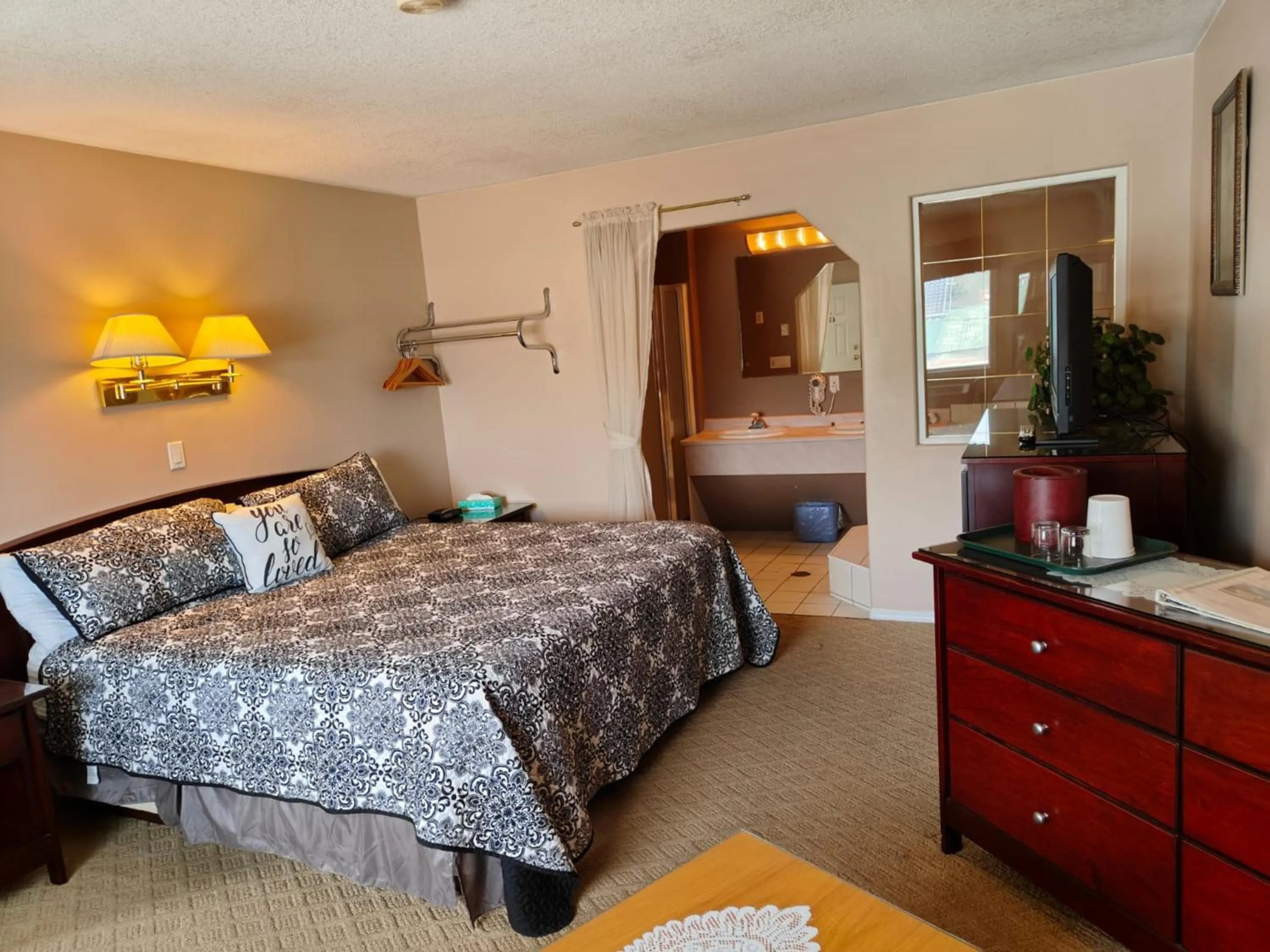 Bed in Ponderosa Motor Inn