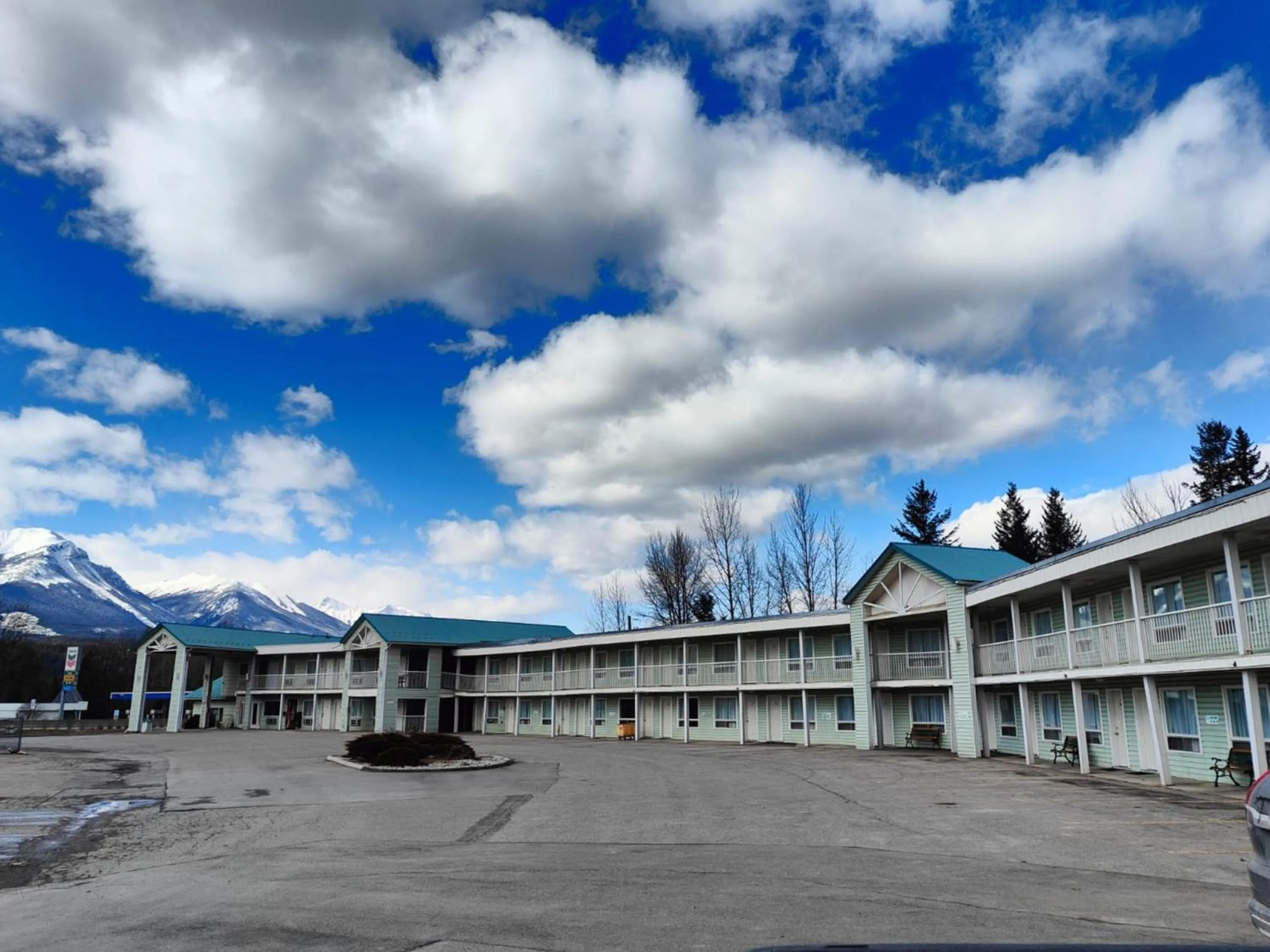 Property building in Ponderosa Motor Inn
