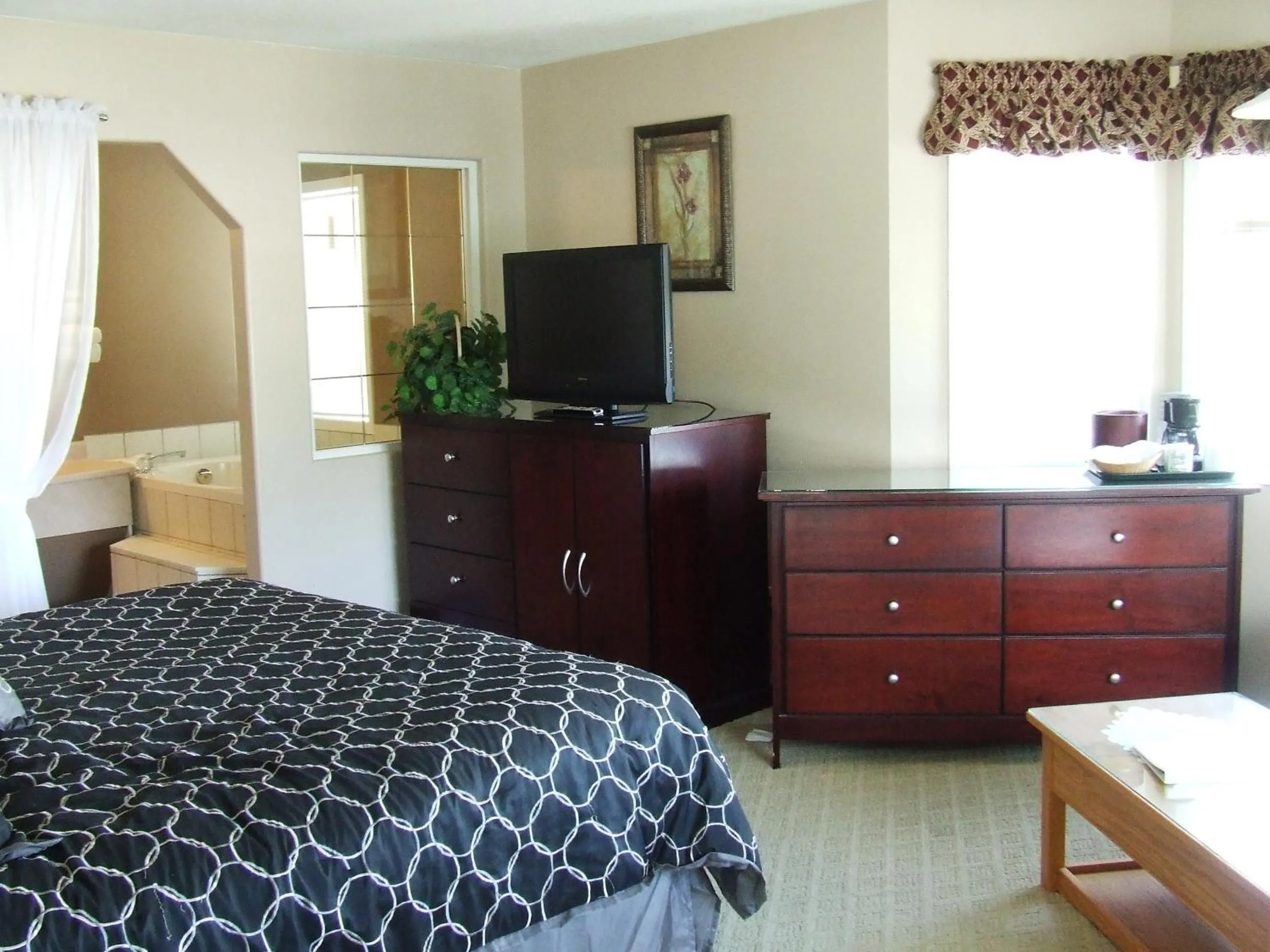 Bed in Ponderosa Motor Inn