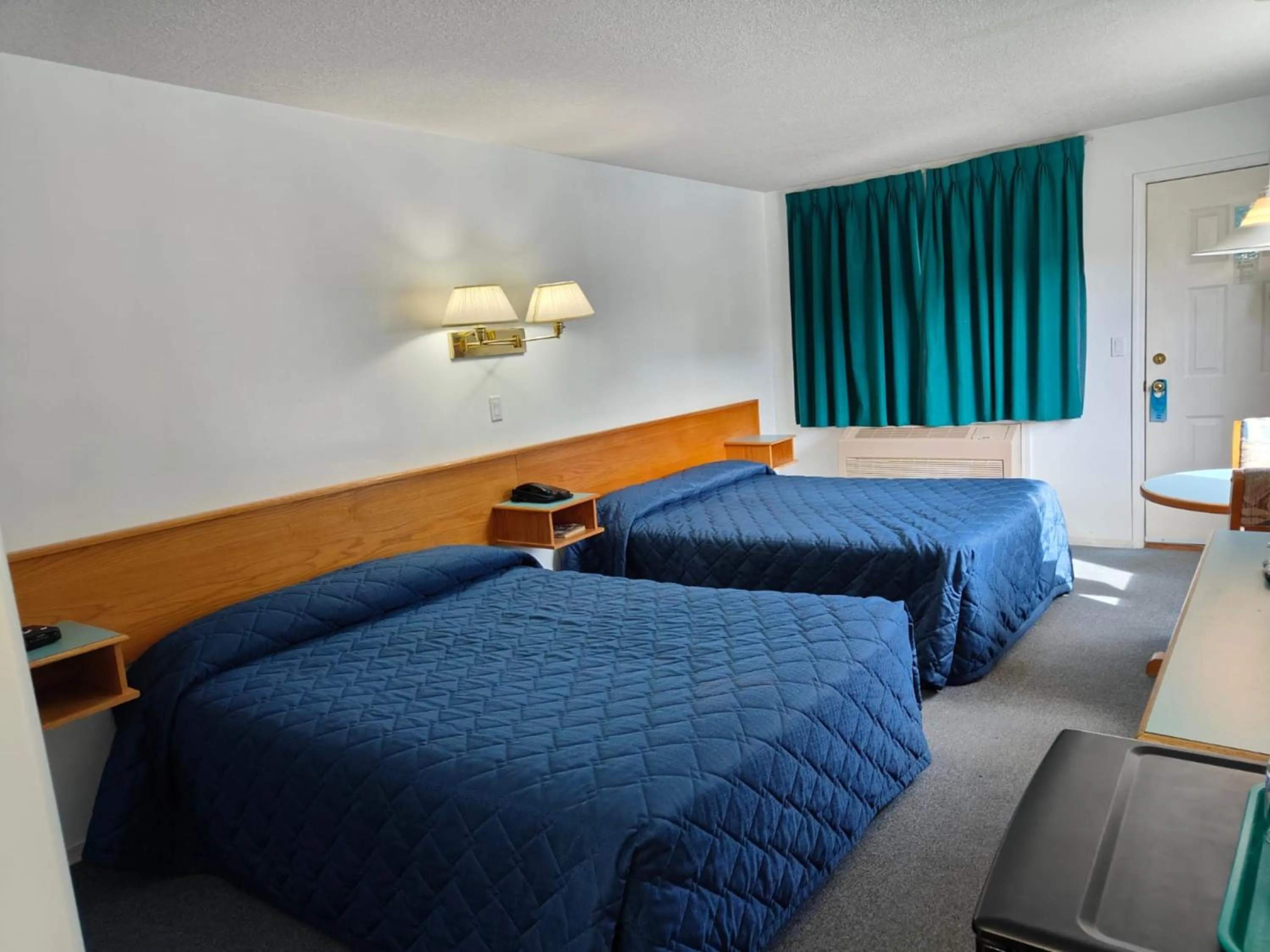 Bed in Ponderosa Motor Inn