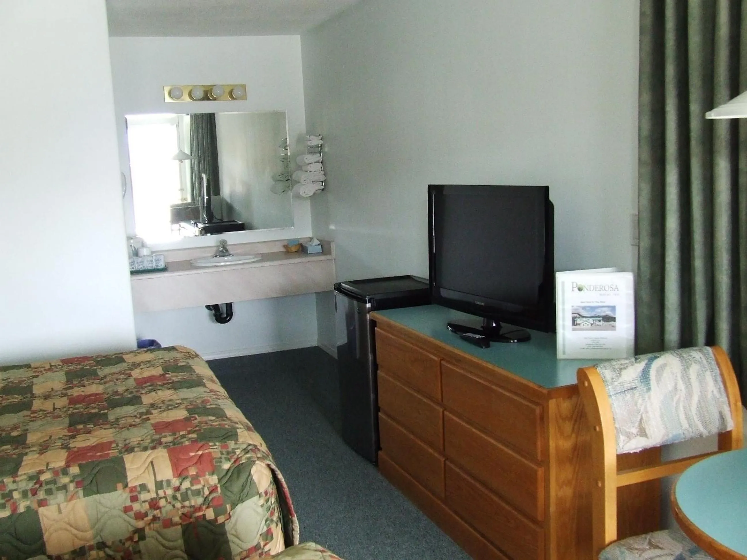 Bed in Ponderosa Motor Inn