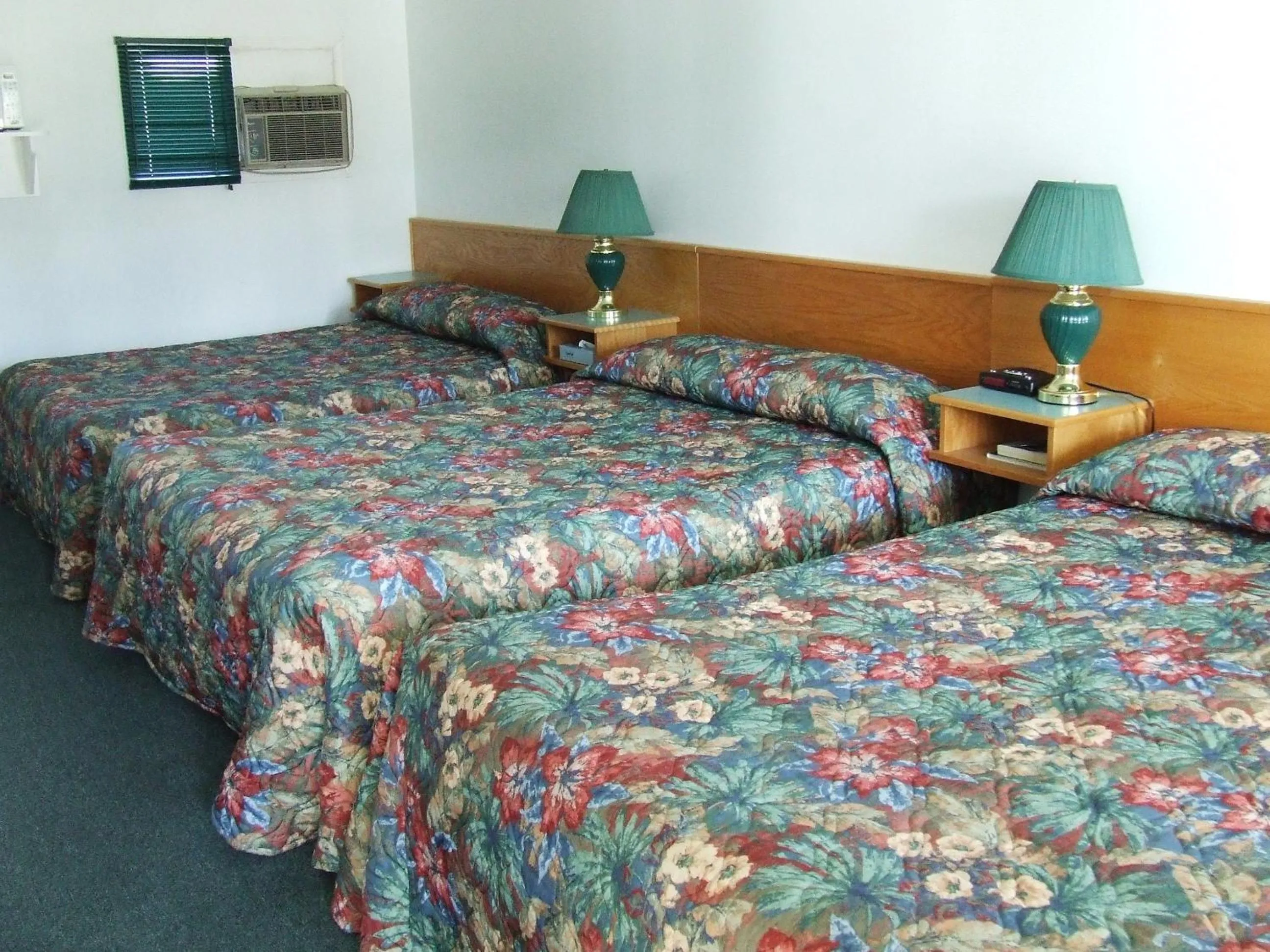 Bed in Ponderosa Motor Inn