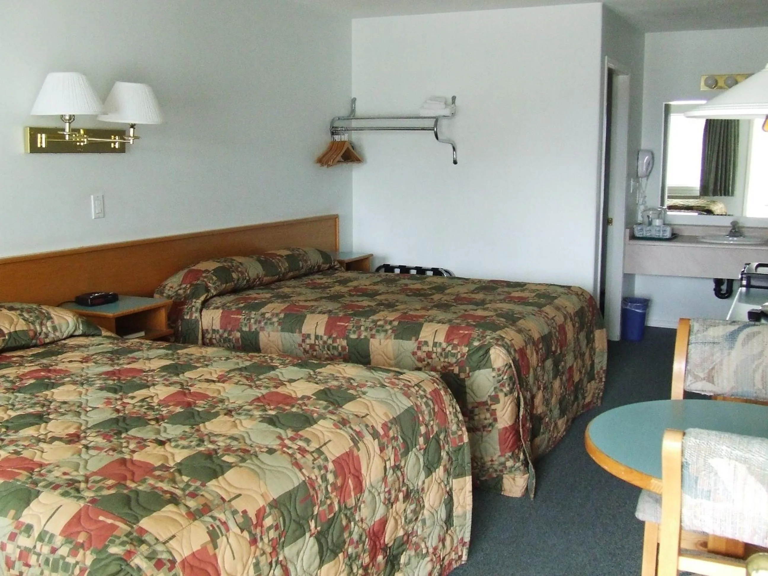 Bed in Ponderosa Motor Inn