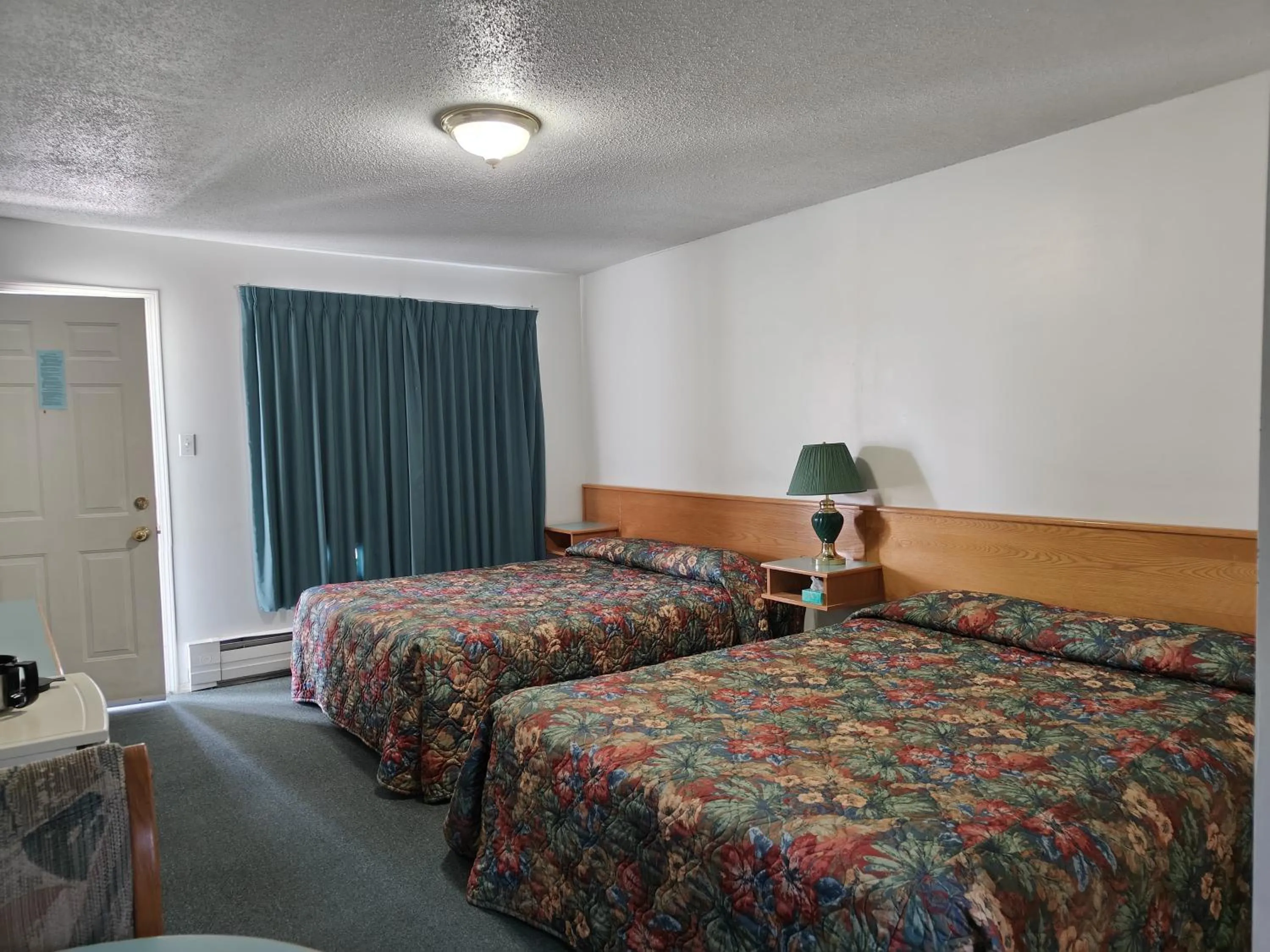 Bed in Ponderosa Motor Inn