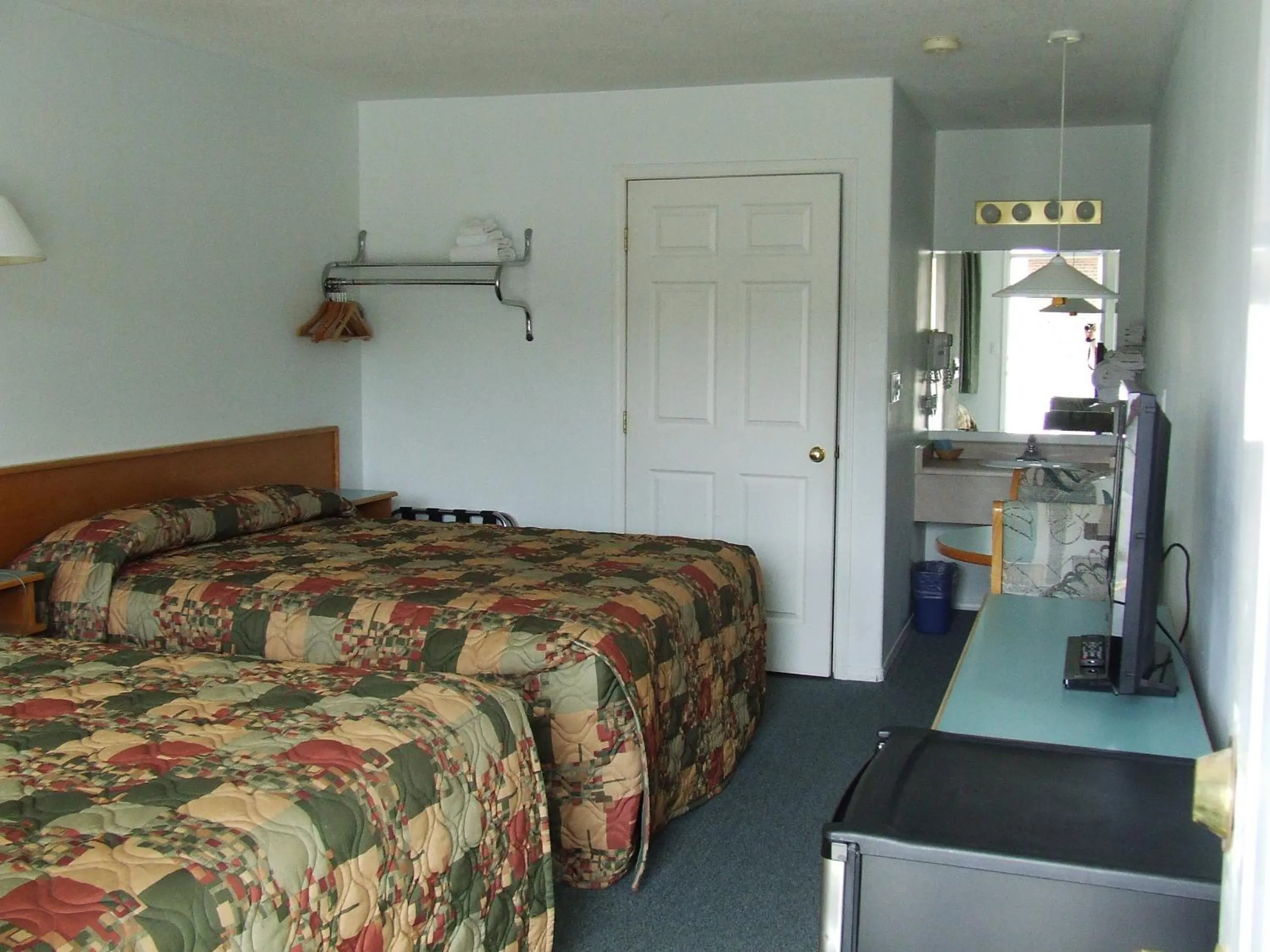 Bed in Ponderosa Motor Inn