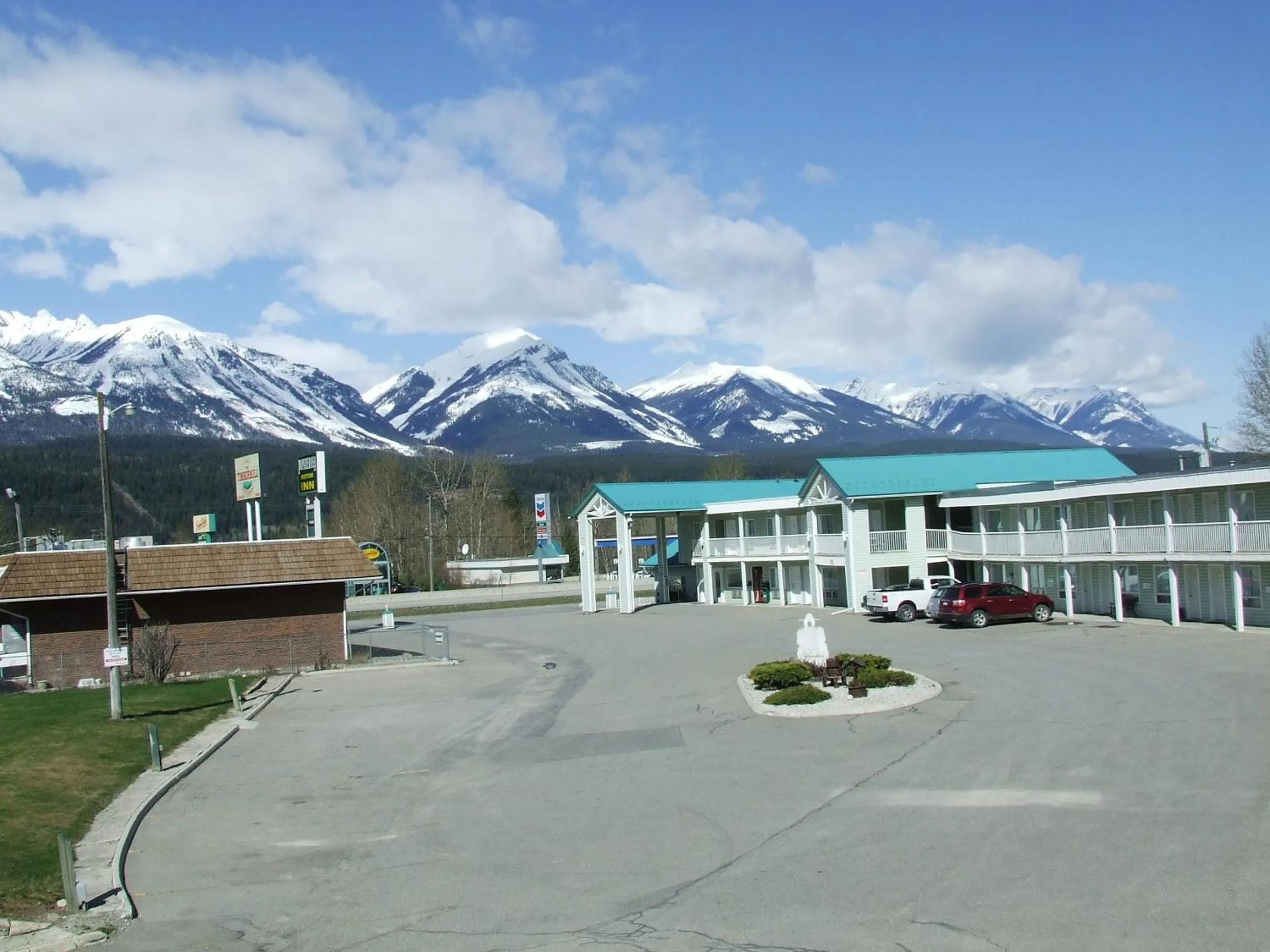 Facade/entrance in Ponderosa Motor Inn