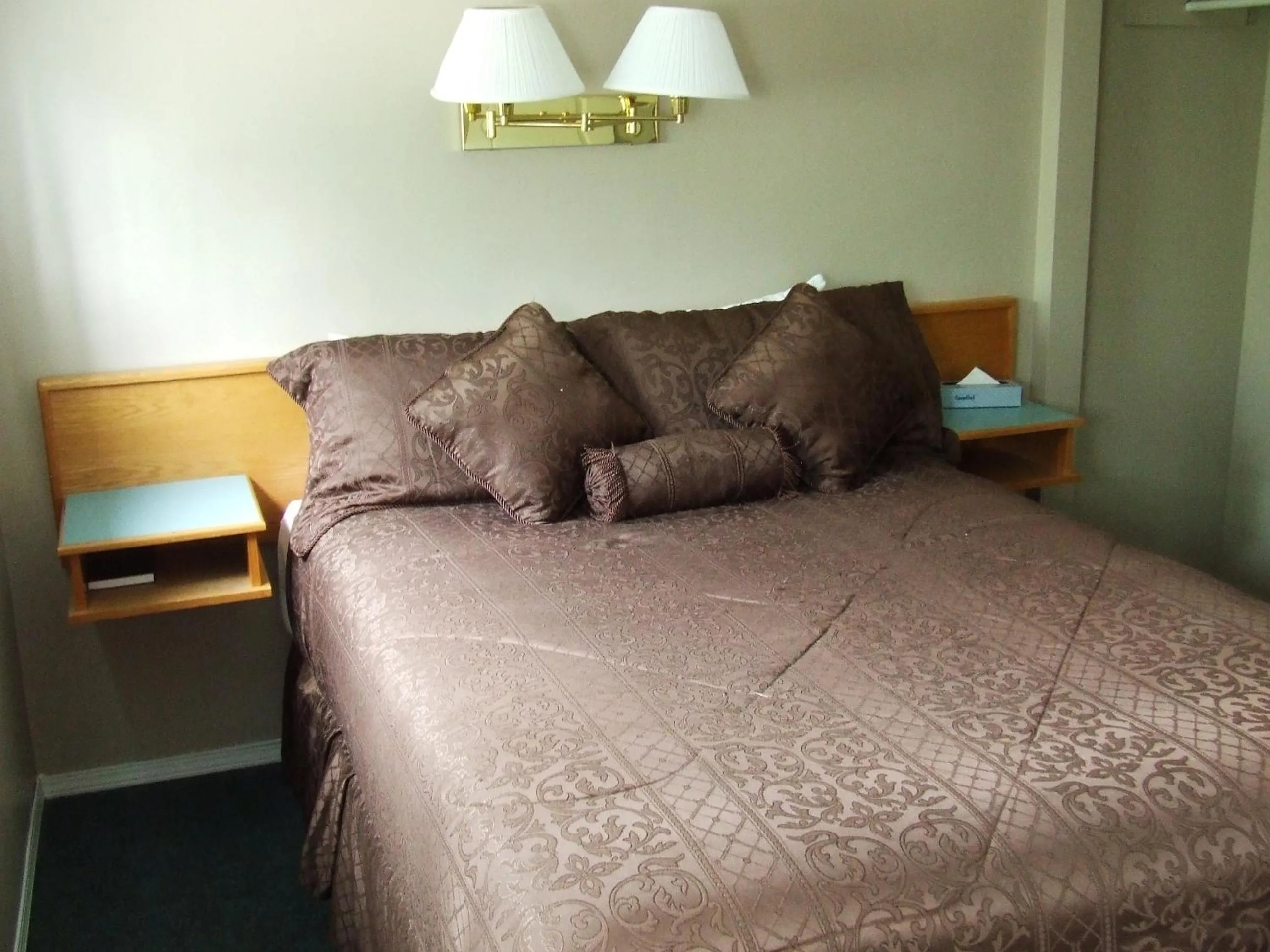 Bed in Ponderosa Motor Inn