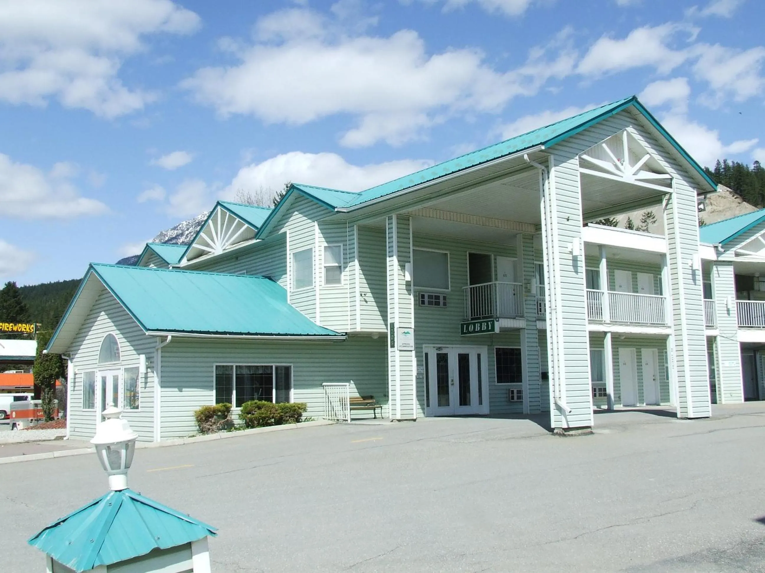 Facade/entrance in Ponderosa Motor Inn