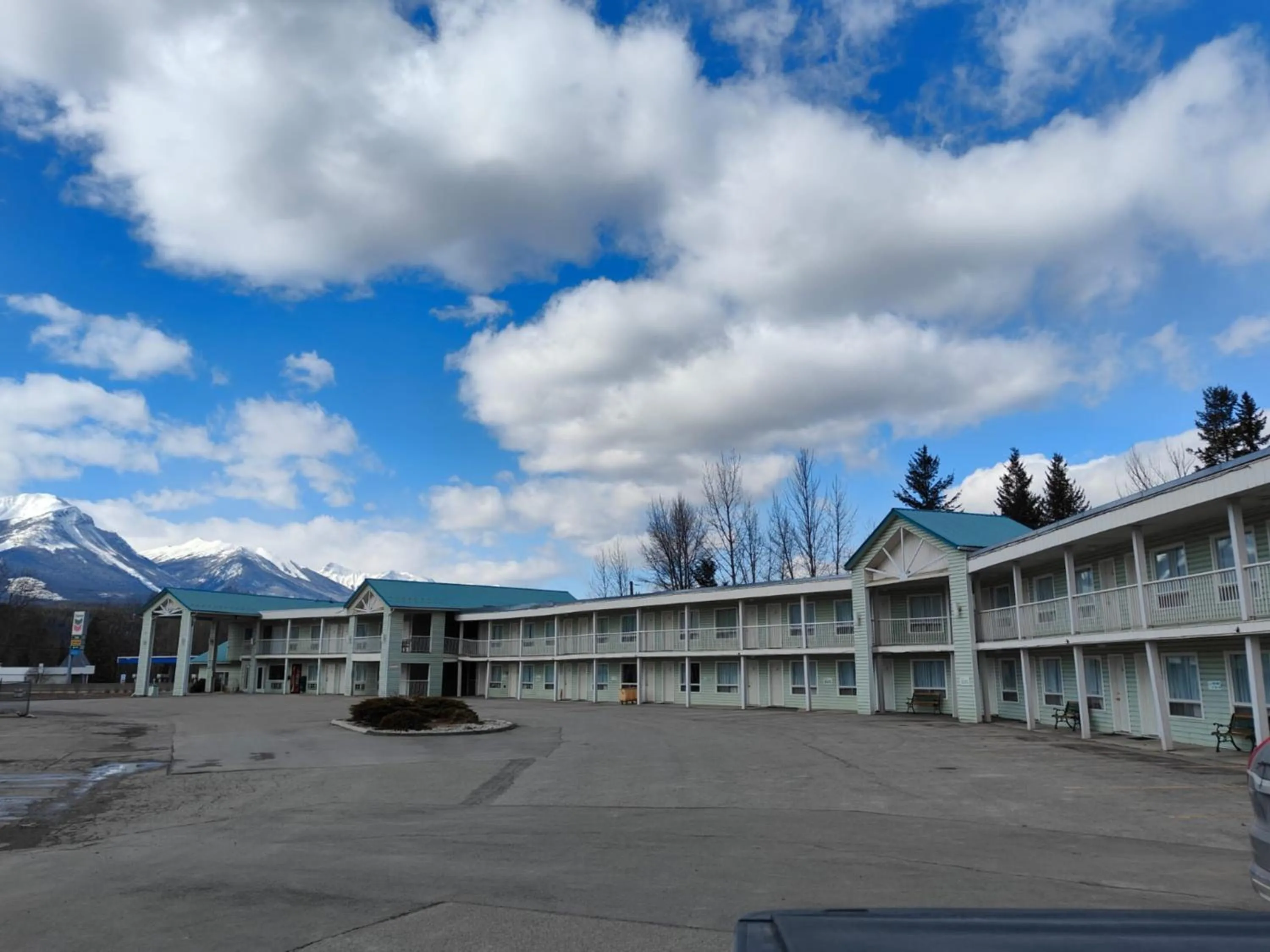Property building in Ponderosa Motor Inn
