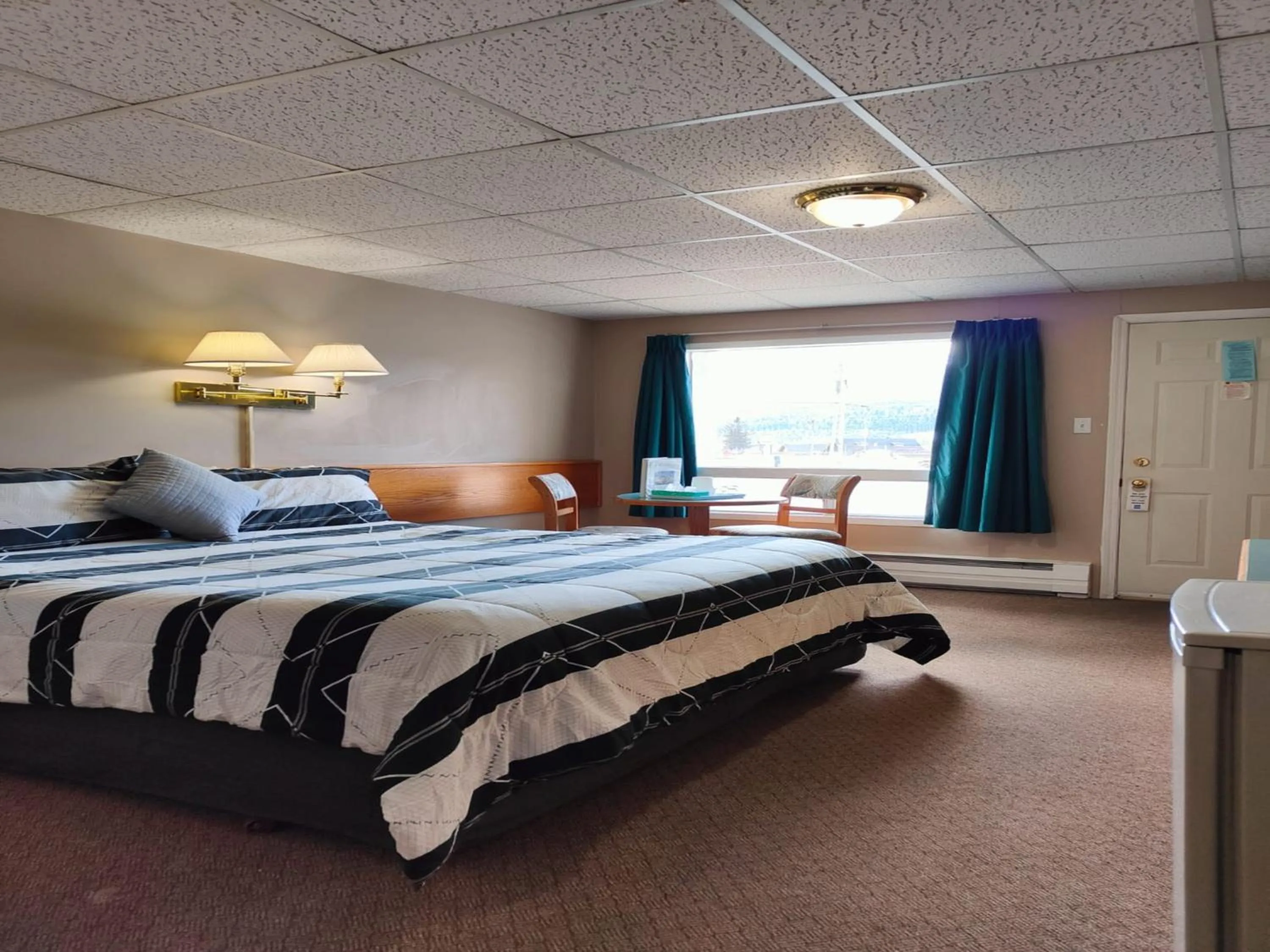 Bed in Ponderosa Motor Inn