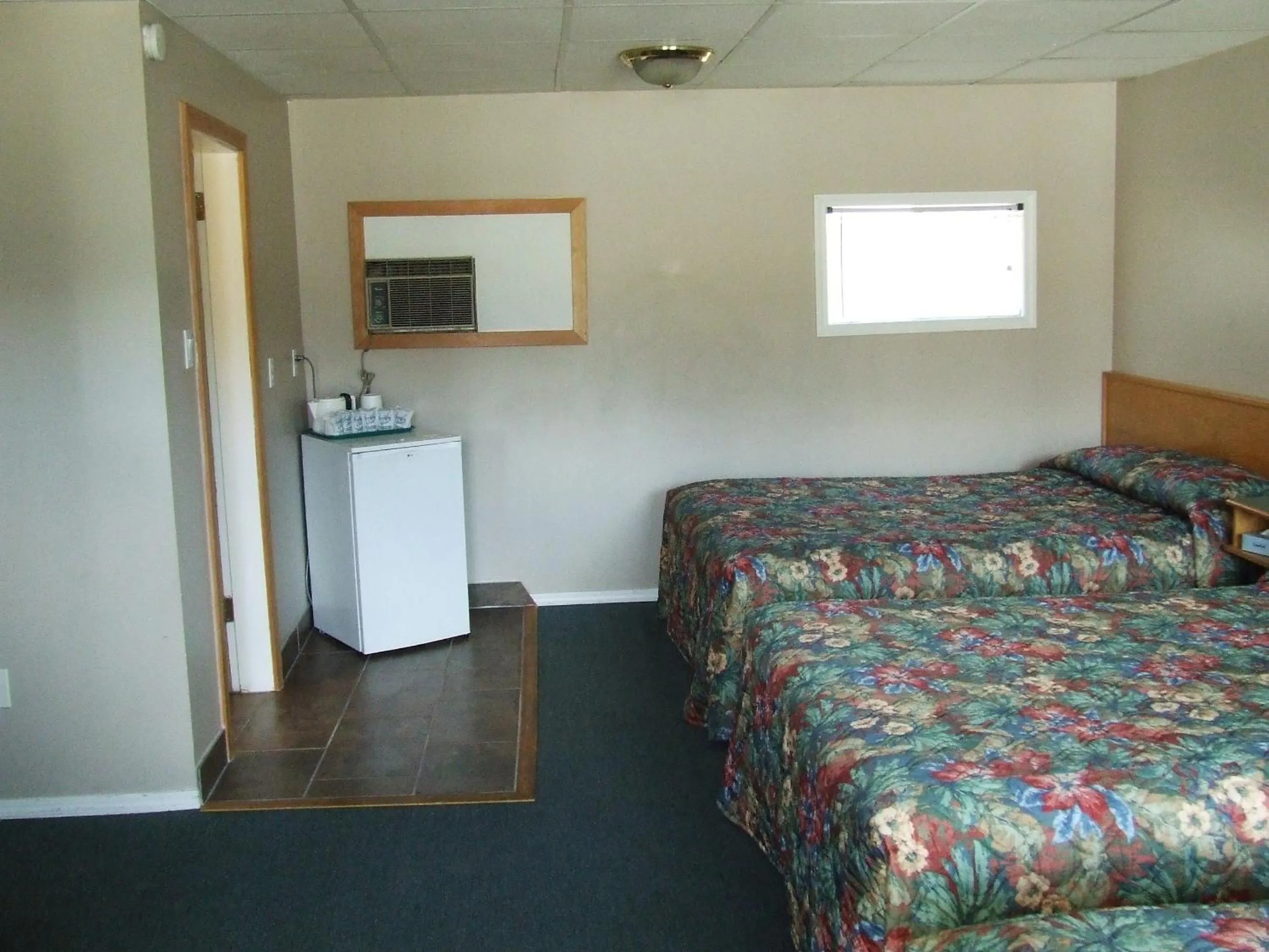 Bed in Ponderosa Motor Inn